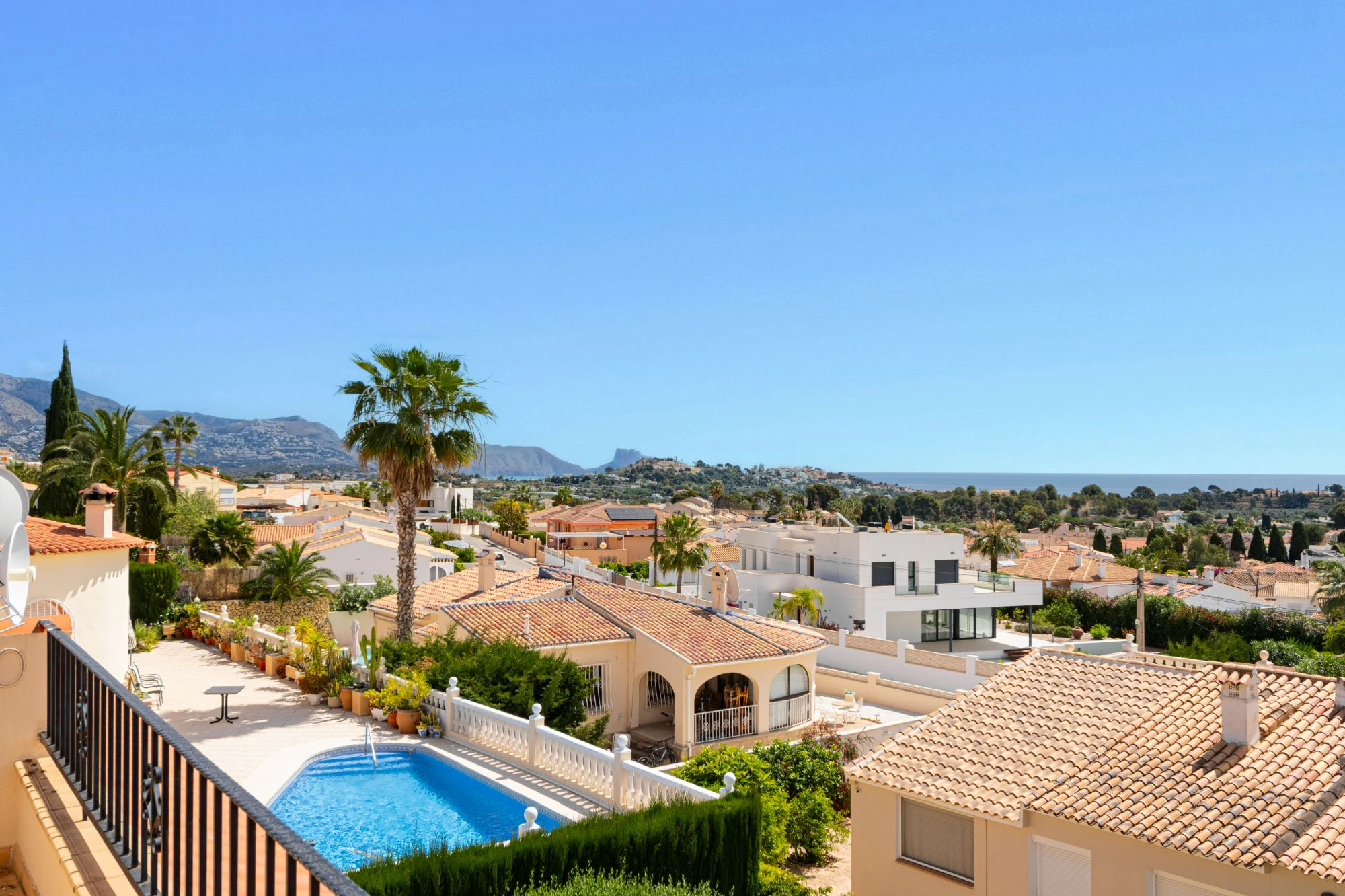 Moderne Mediterrane Villa zu Verkaufen in Alfaz Del Pi mit Panoramablick auf das Meer und die Berge