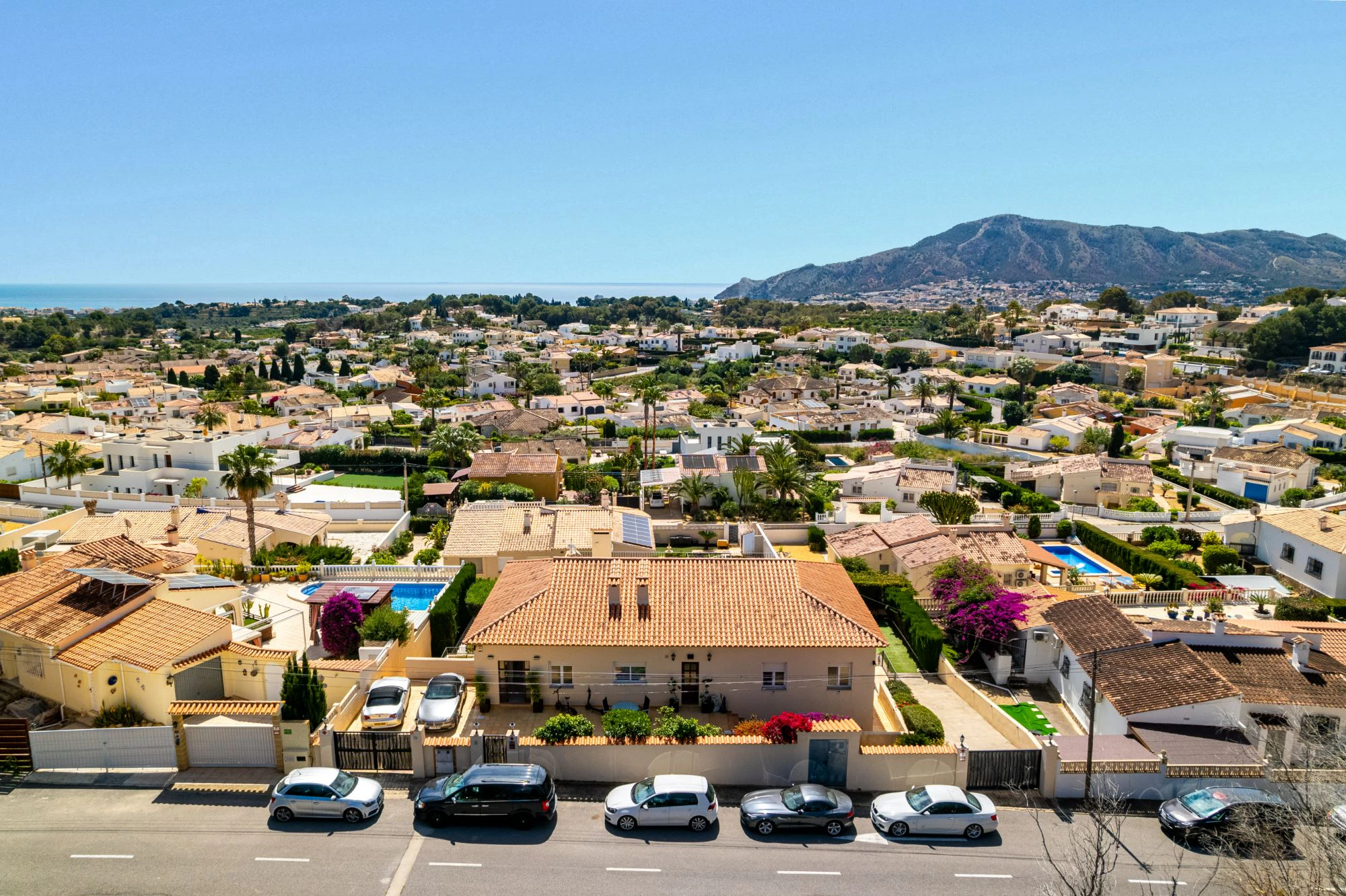 Moderne Mediterrane Villa zu Verkaufen in Alfaz Del Pi mit Panoramablick auf das Meer und die Berge