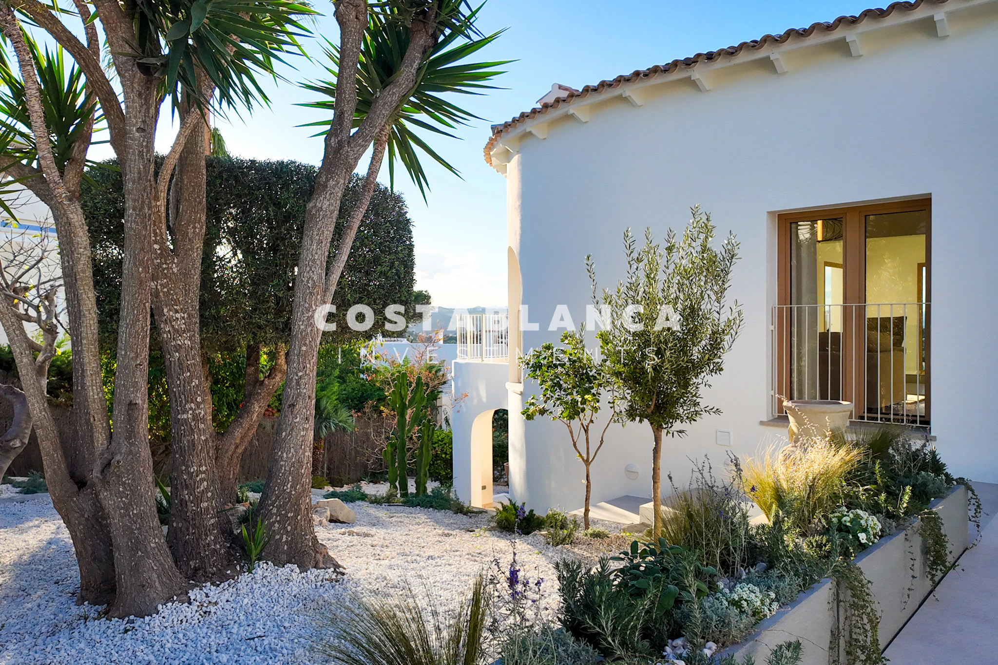 Villa renovada con vistas al mar en venta en Balcón al Mar en Jávea.