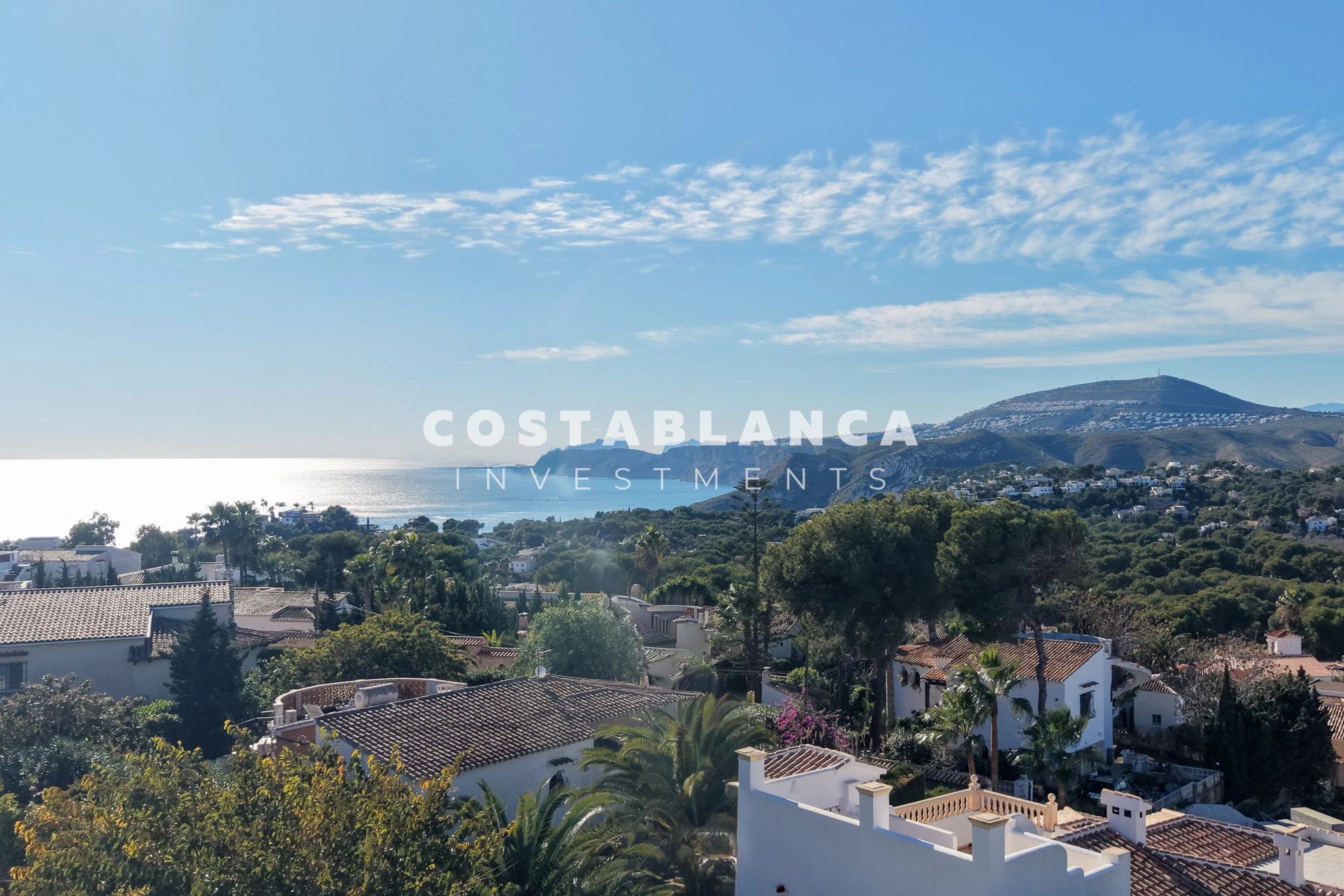 Villa renovada con vistas al mar en venta en Balcón al Mar en Jávea.
