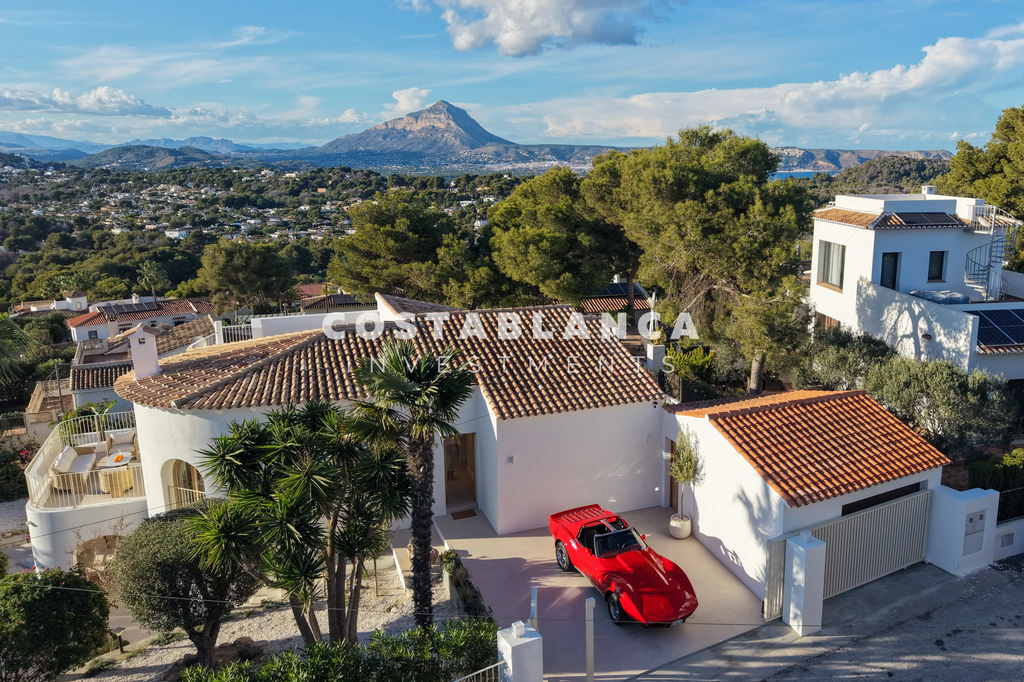 Villa renovada con vistas al mar en venta en Balcón al Mar en Jávea.