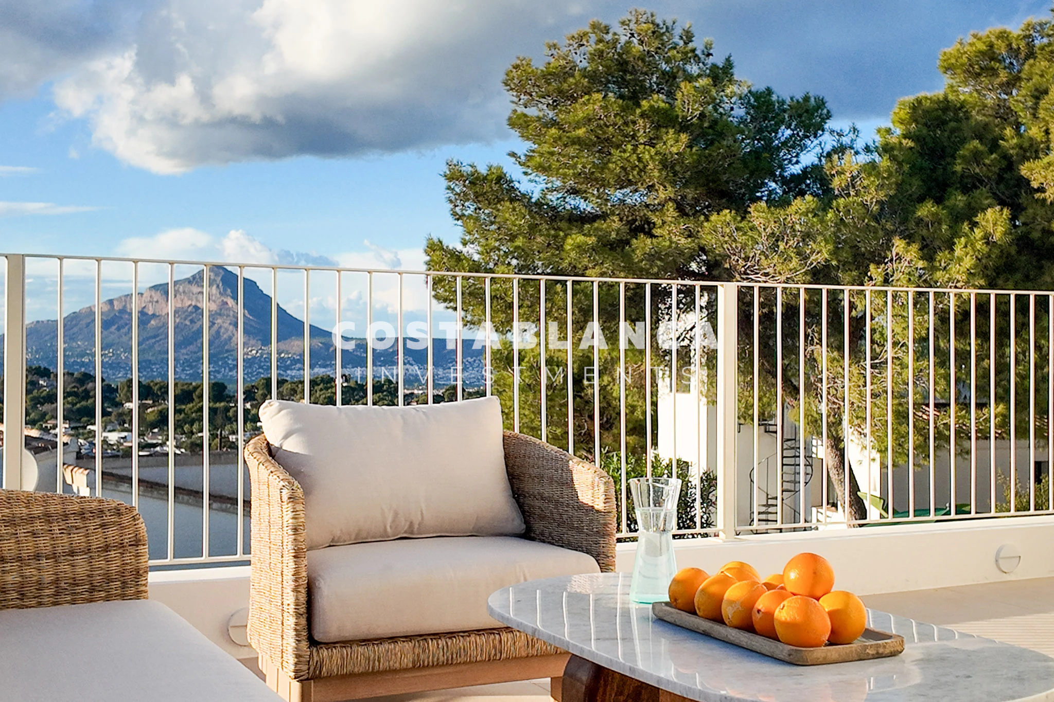 Villa renovada con vistas al mar en venta en Balcón al Mar en Jávea.