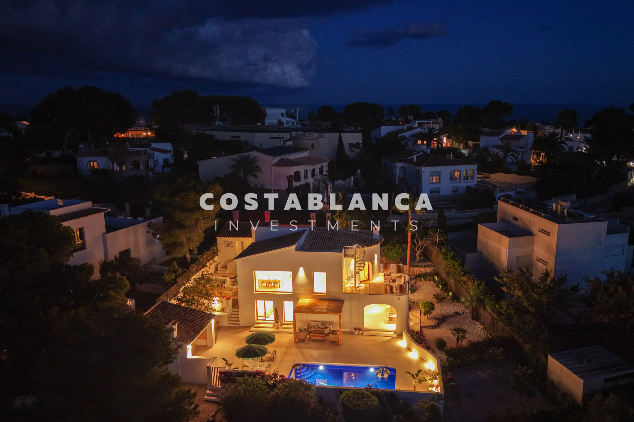 Villa renovada con vistas al mar en venta en Balcón al Mar en Jávea.