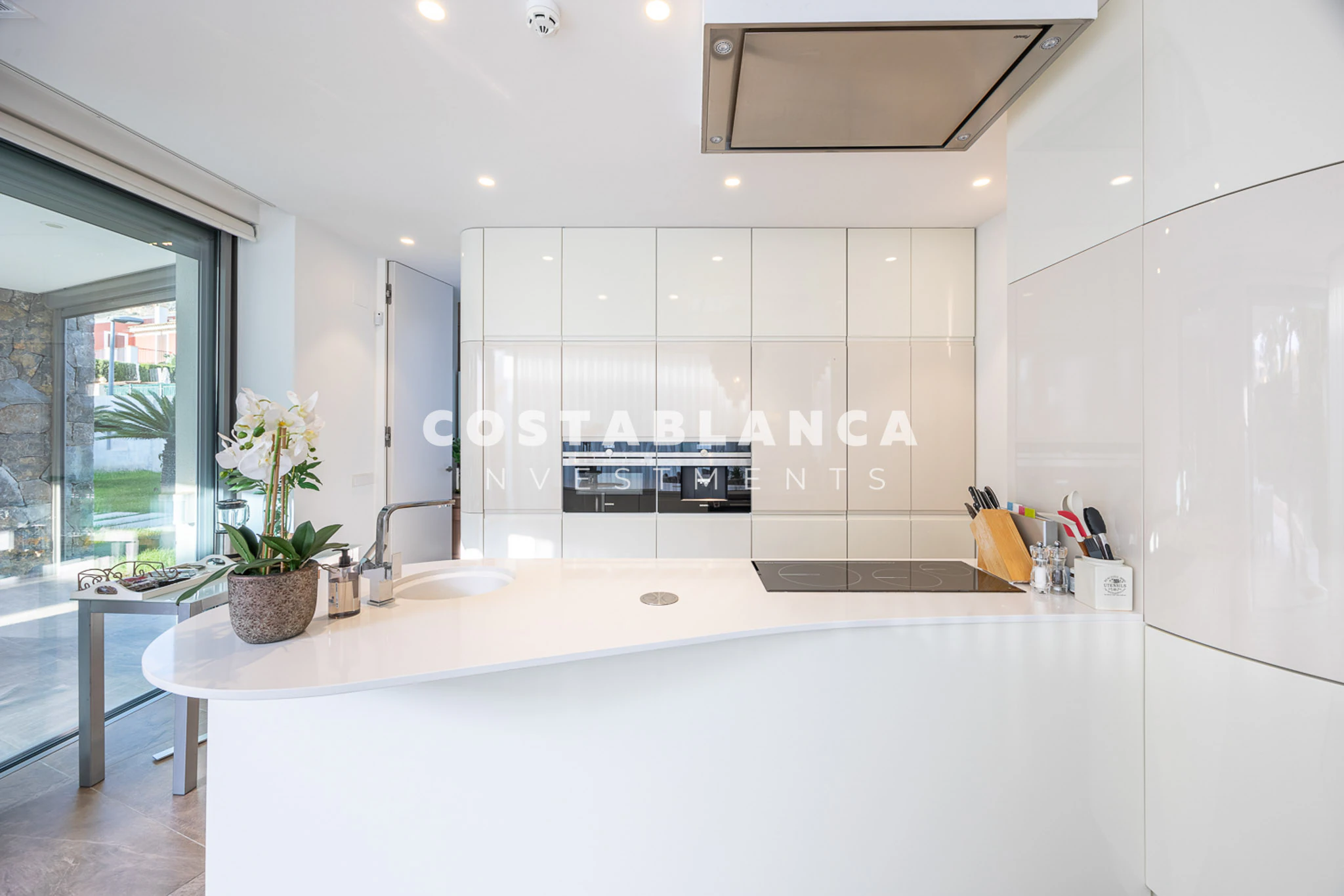 Moderne designvilla met zeezicht te koop in Finestrat