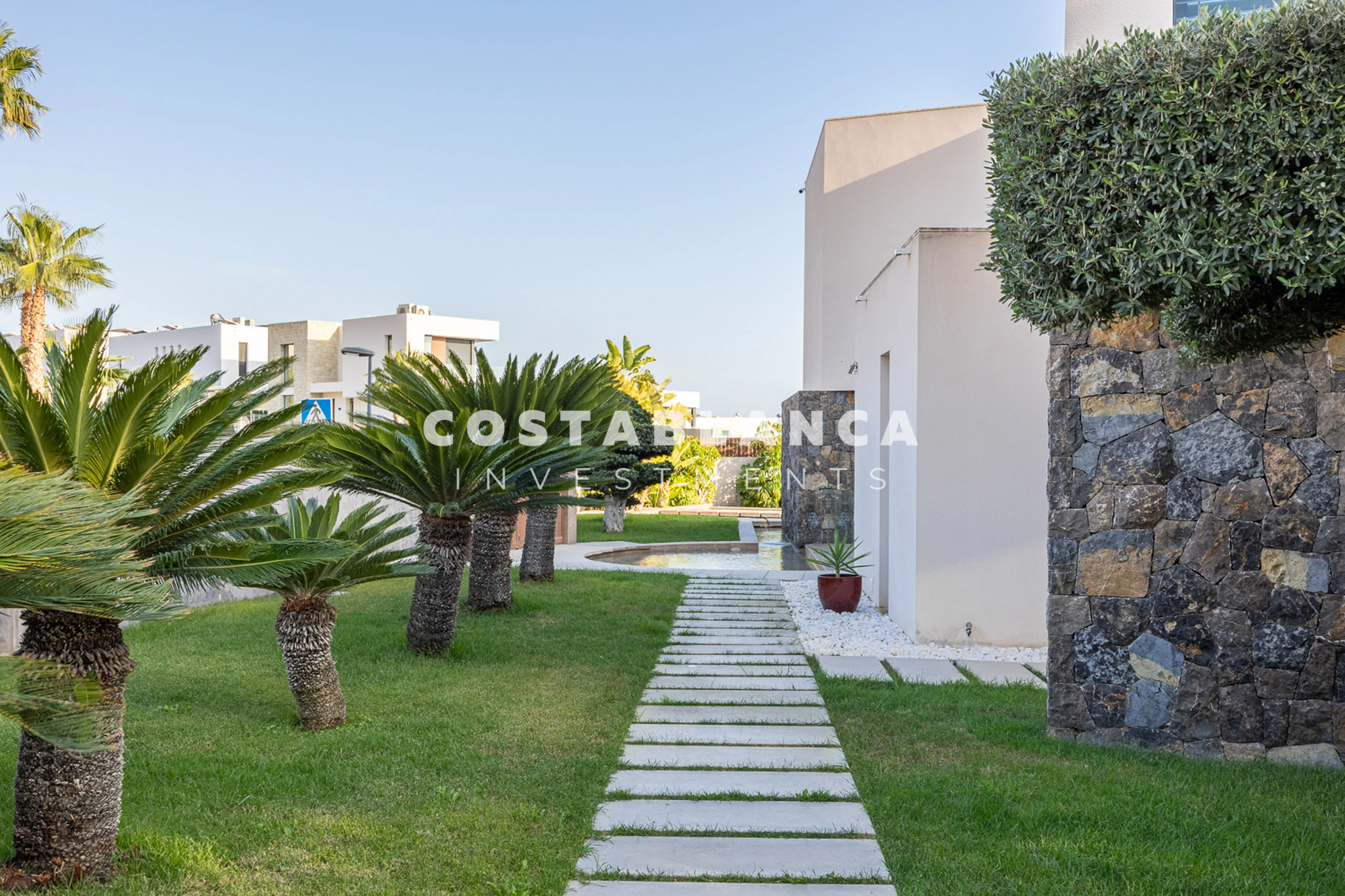 Moderne designvilla met zeezicht te koop in Finestrat
