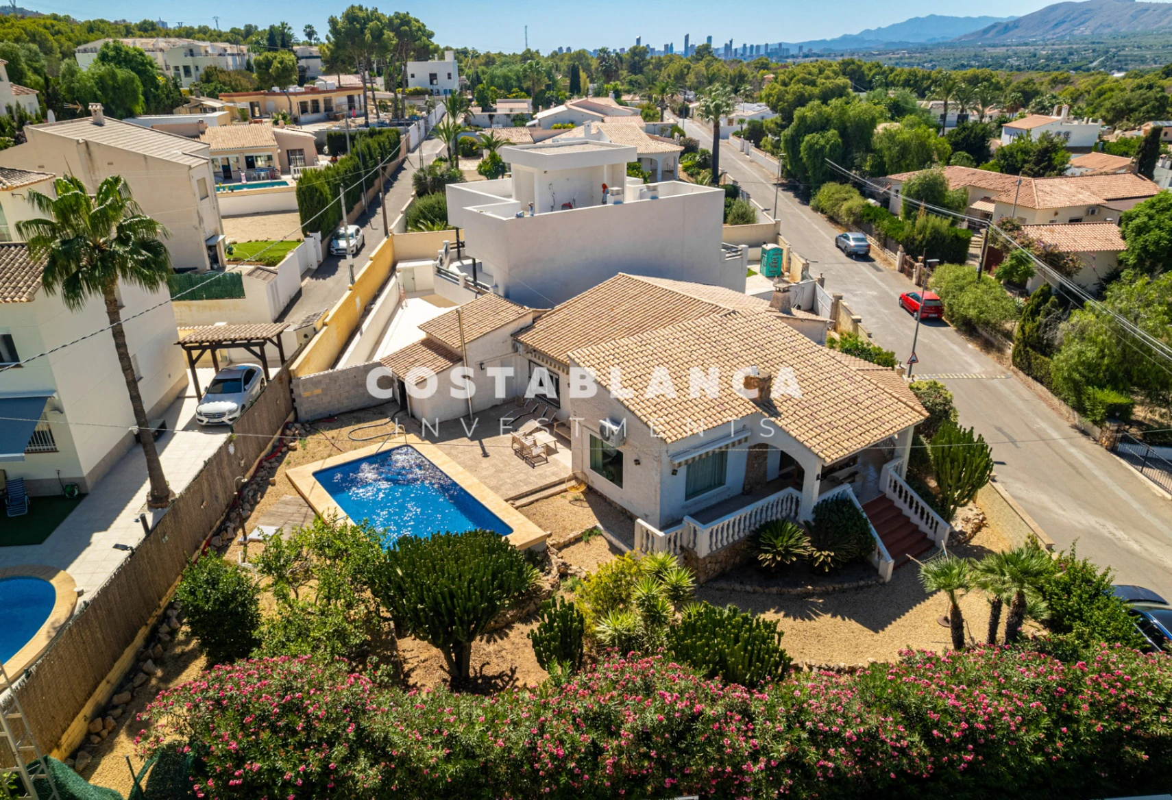Villa prête à rénover avec piscine et vue sur les montagnes à vendre à Albir
