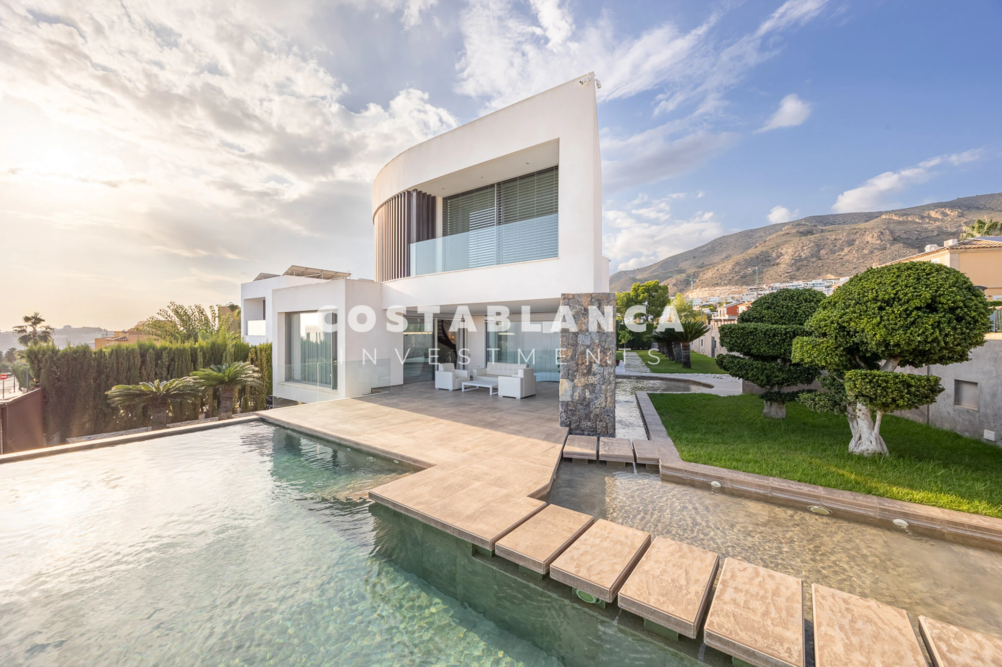 Moderne designvilla met zeezicht te koop in Finestrat