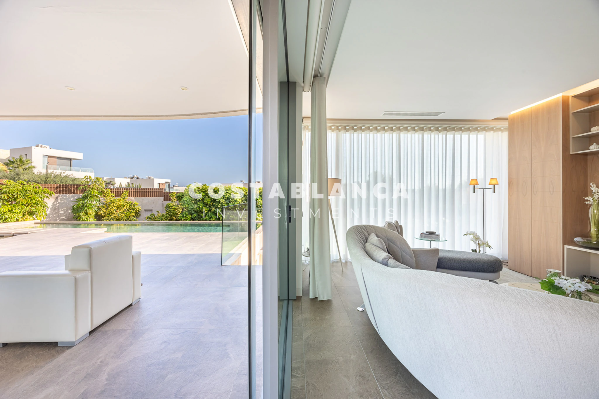 Moderne designvilla met zeezicht te koop in Finestrat