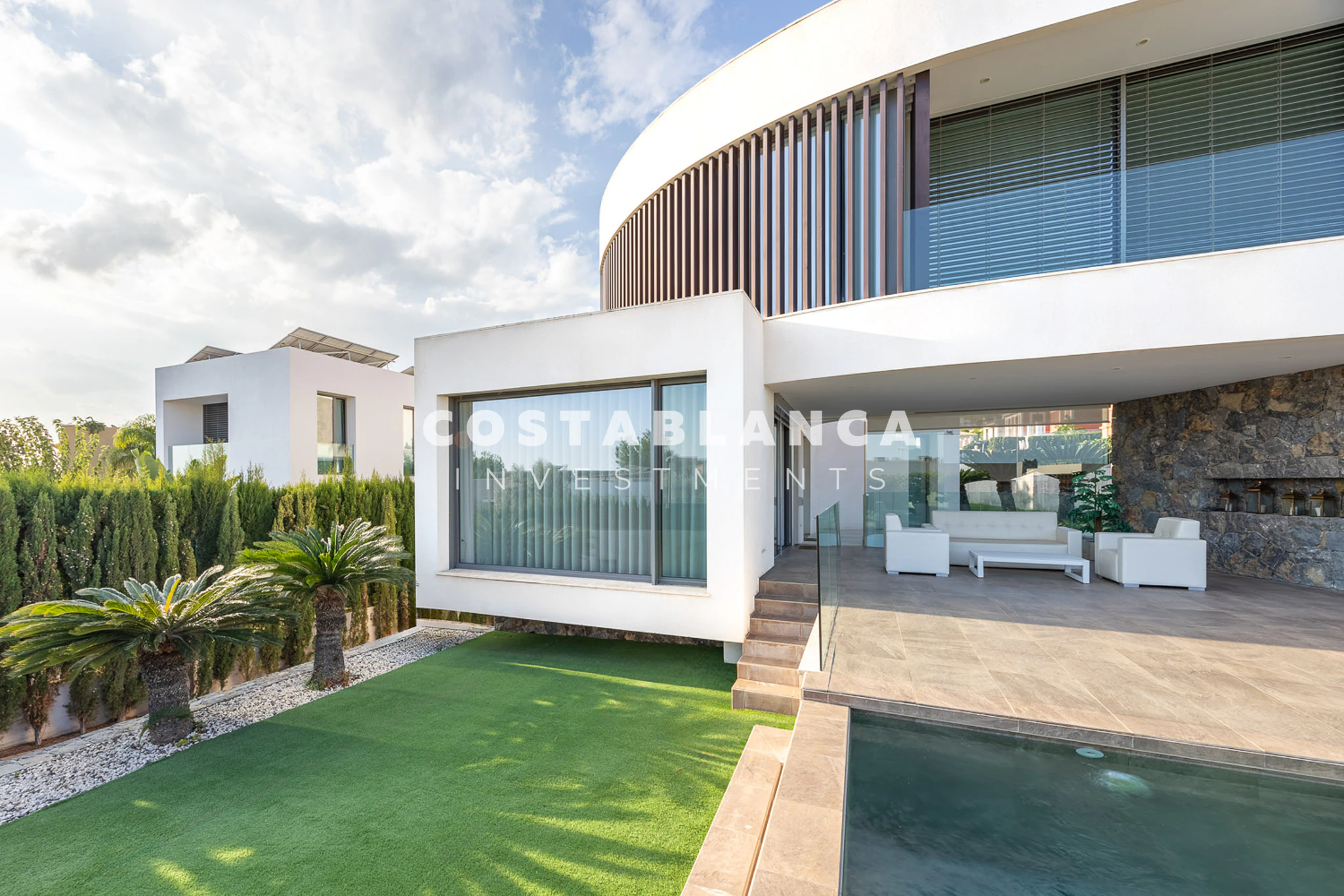 Moderne designvilla met zeezicht te koop in Finestrat