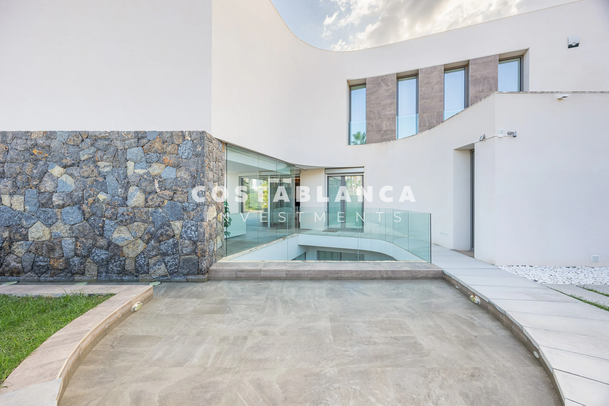 Moderne designvilla met zeezicht te koop in Finestrat