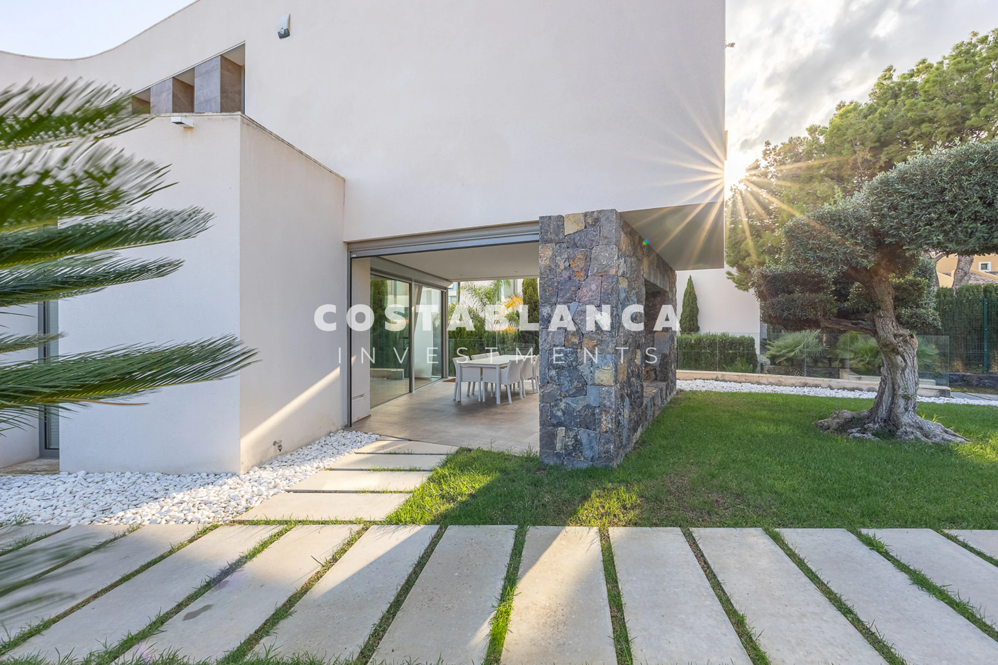 Moderne designvilla met zeezicht te koop in Finestrat