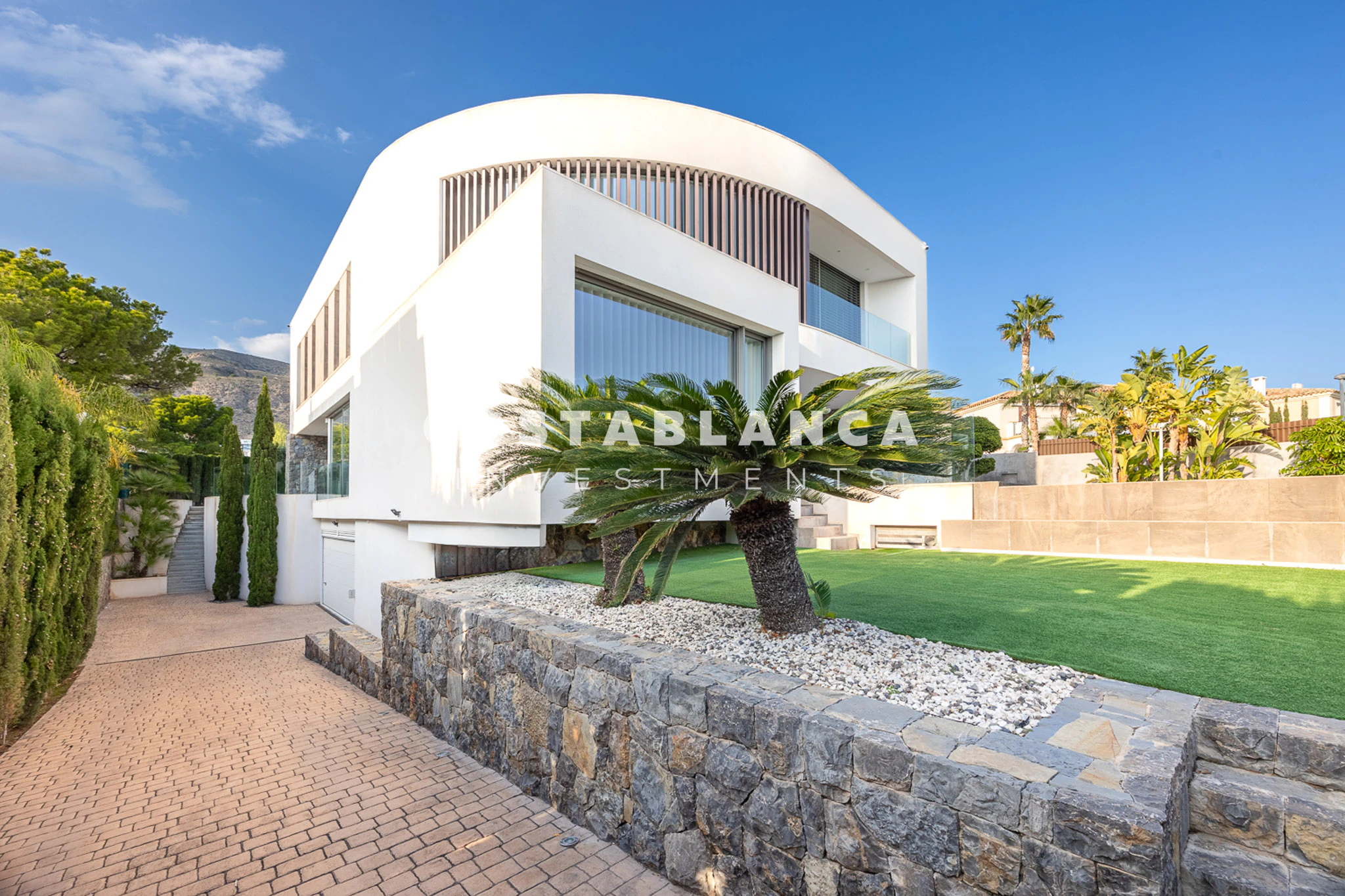 Moderne designvilla met zeezicht te koop in Finestrat