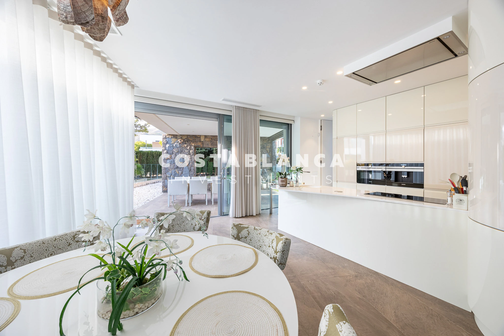 Moderne designvilla met zeezicht te koop in Finestrat