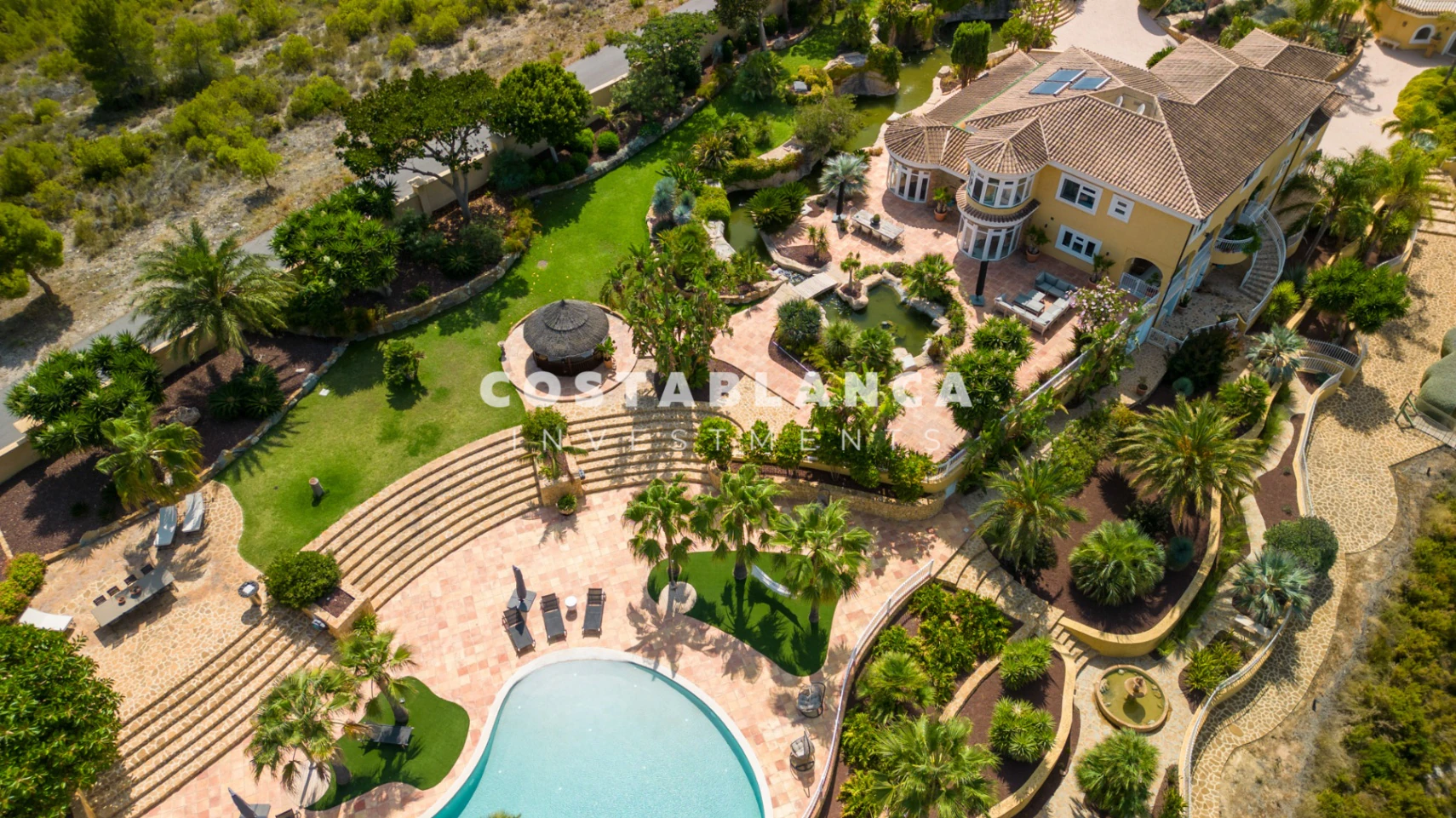 Villa de Luxe avec Terrain 32000m2 à Vendre à la Nucia