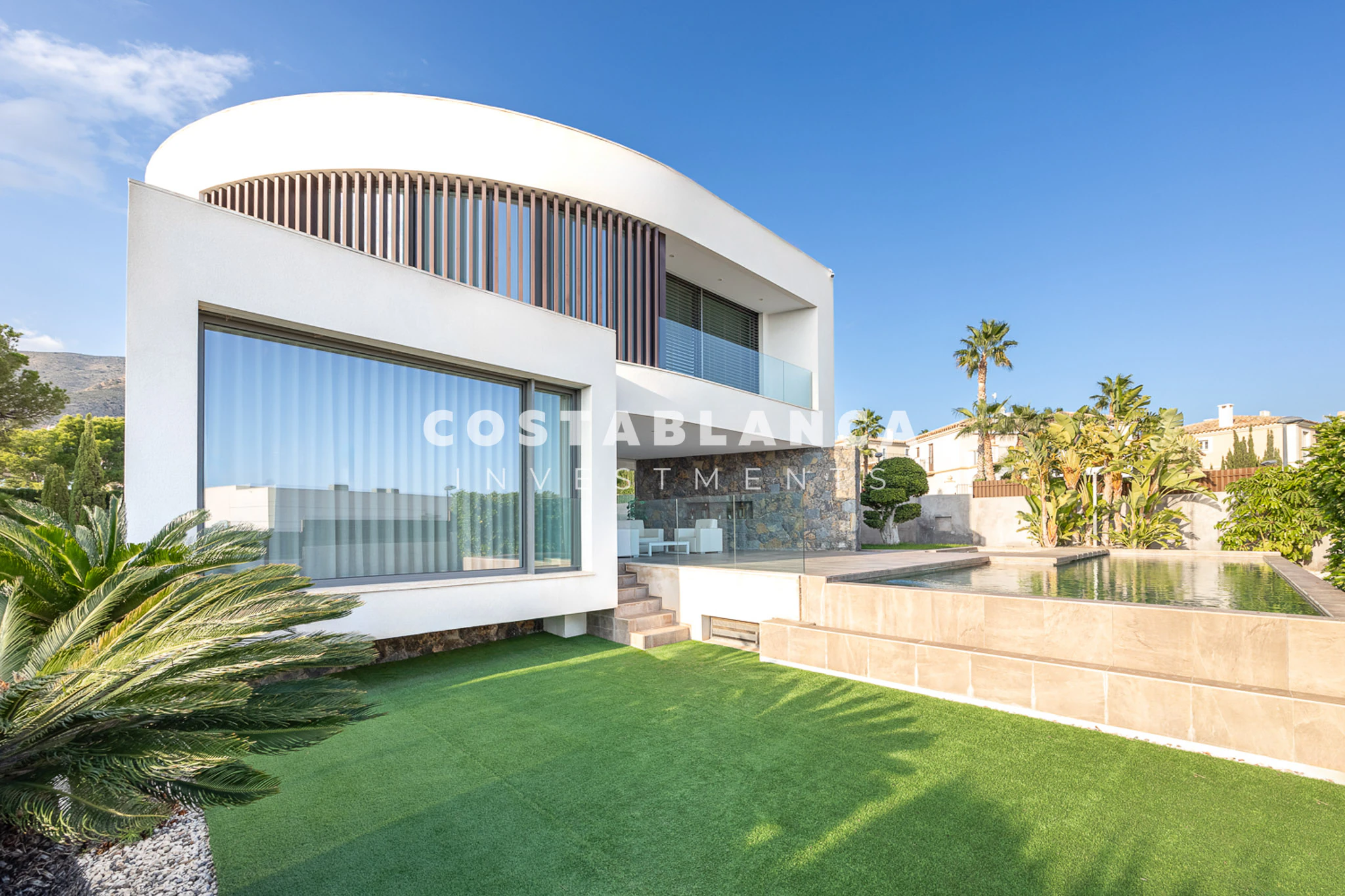 Moderne designvilla met zeezicht te koop in Finestrat