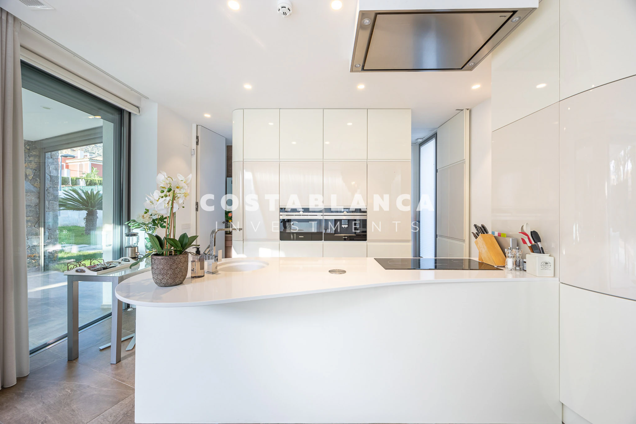 Moderne designvilla met zeezicht te koop in Finestrat
