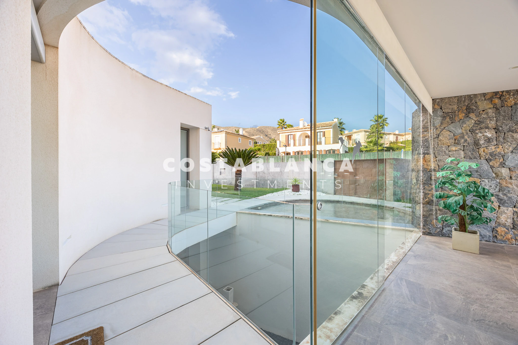 Moderne designvilla met zeezicht te koop in Finestrat