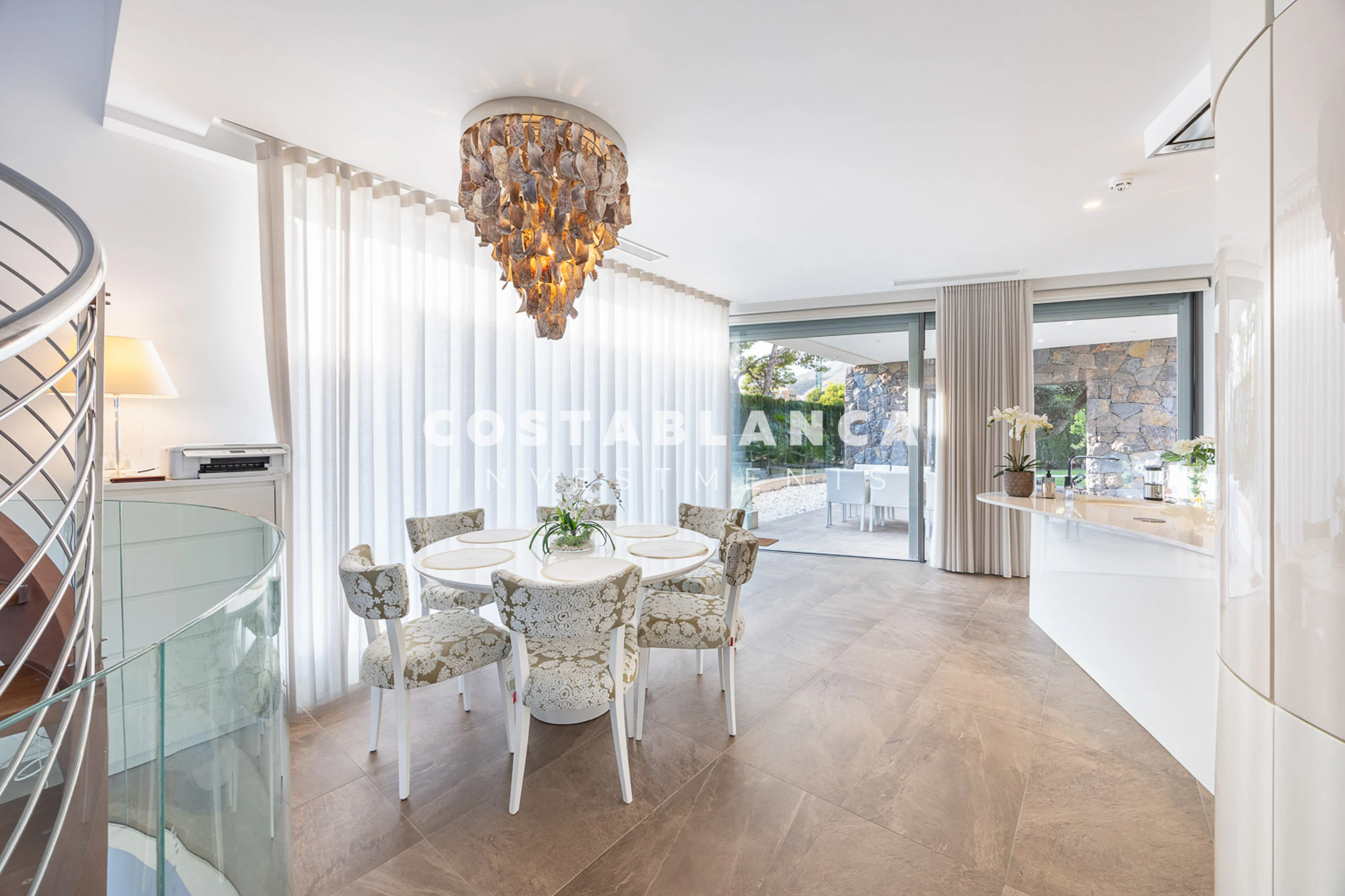 Moderne designvilla met zeezicht te koop in Finestrat