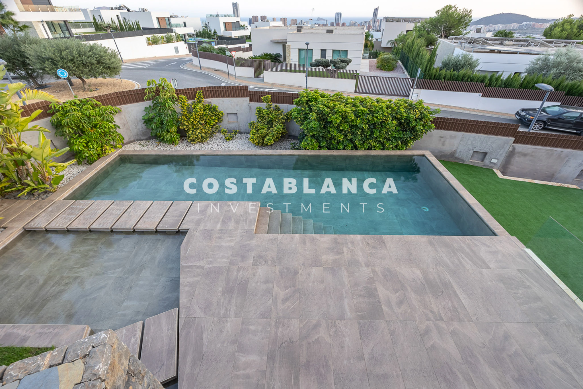 Moderne designvilla met zeezicht te koop in Finestrat