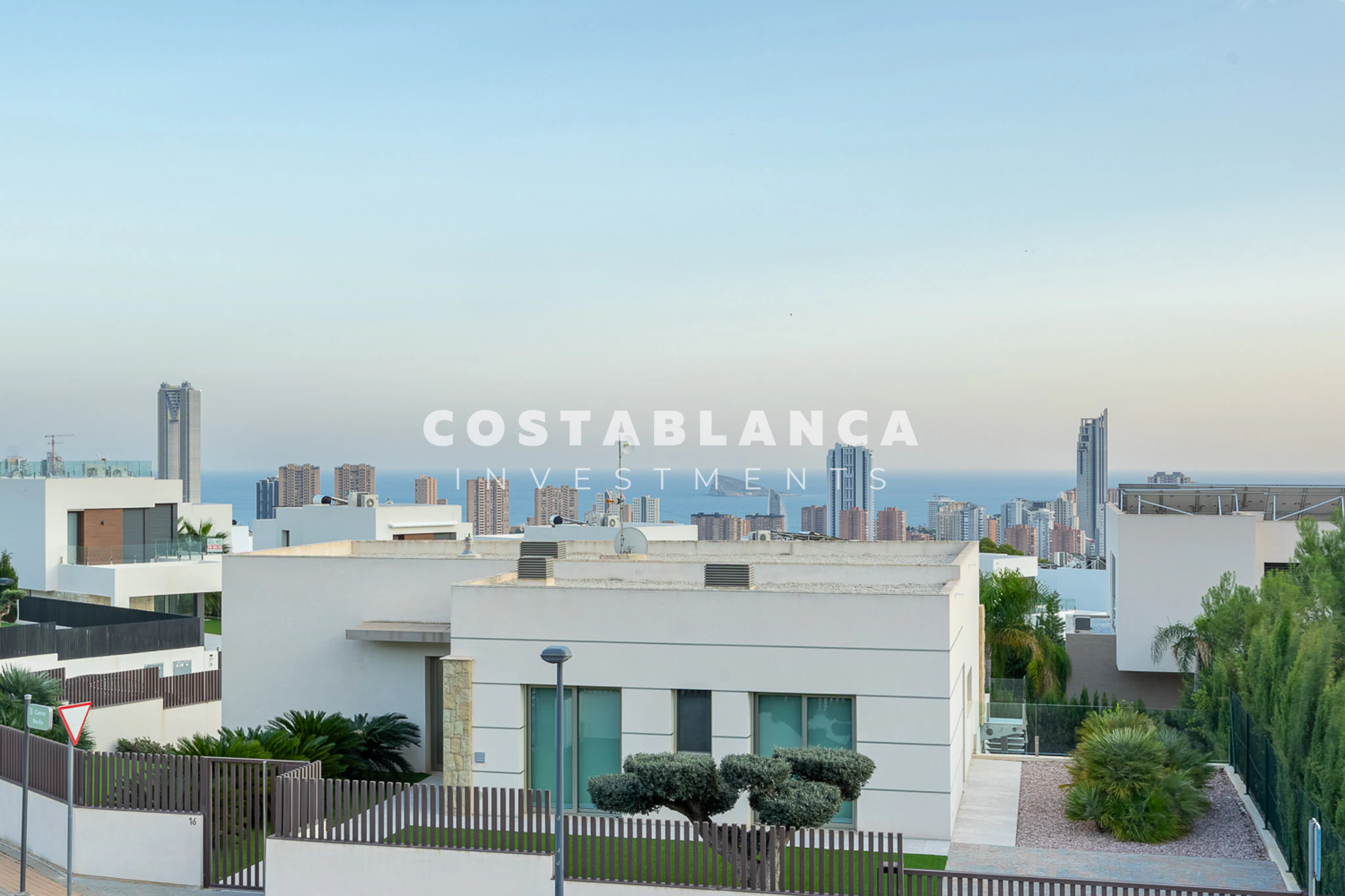 Moderne designvilla met zeezicht te koop in Finestrat