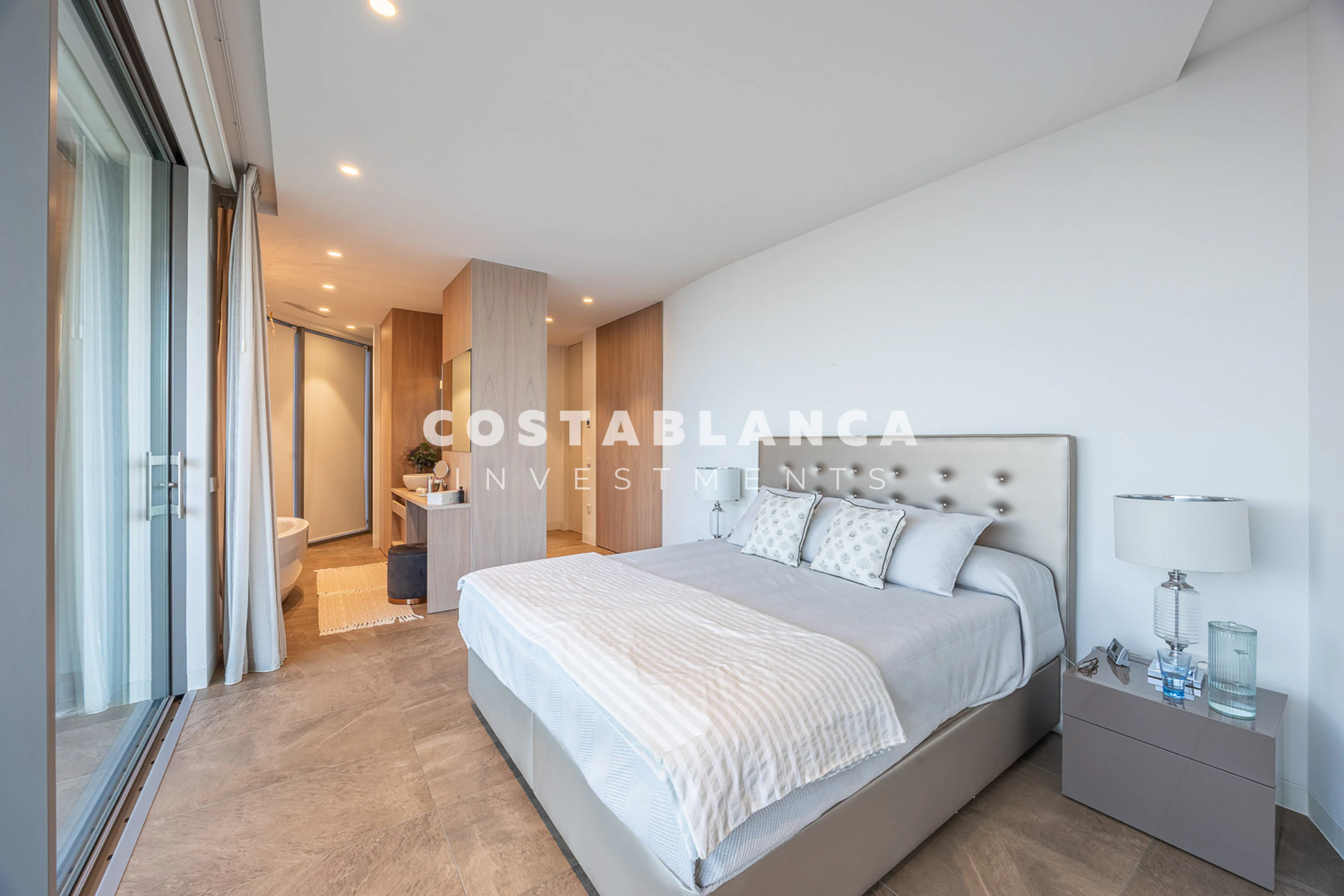 Moderne designvilla met zeezicht te koop in Finestrat