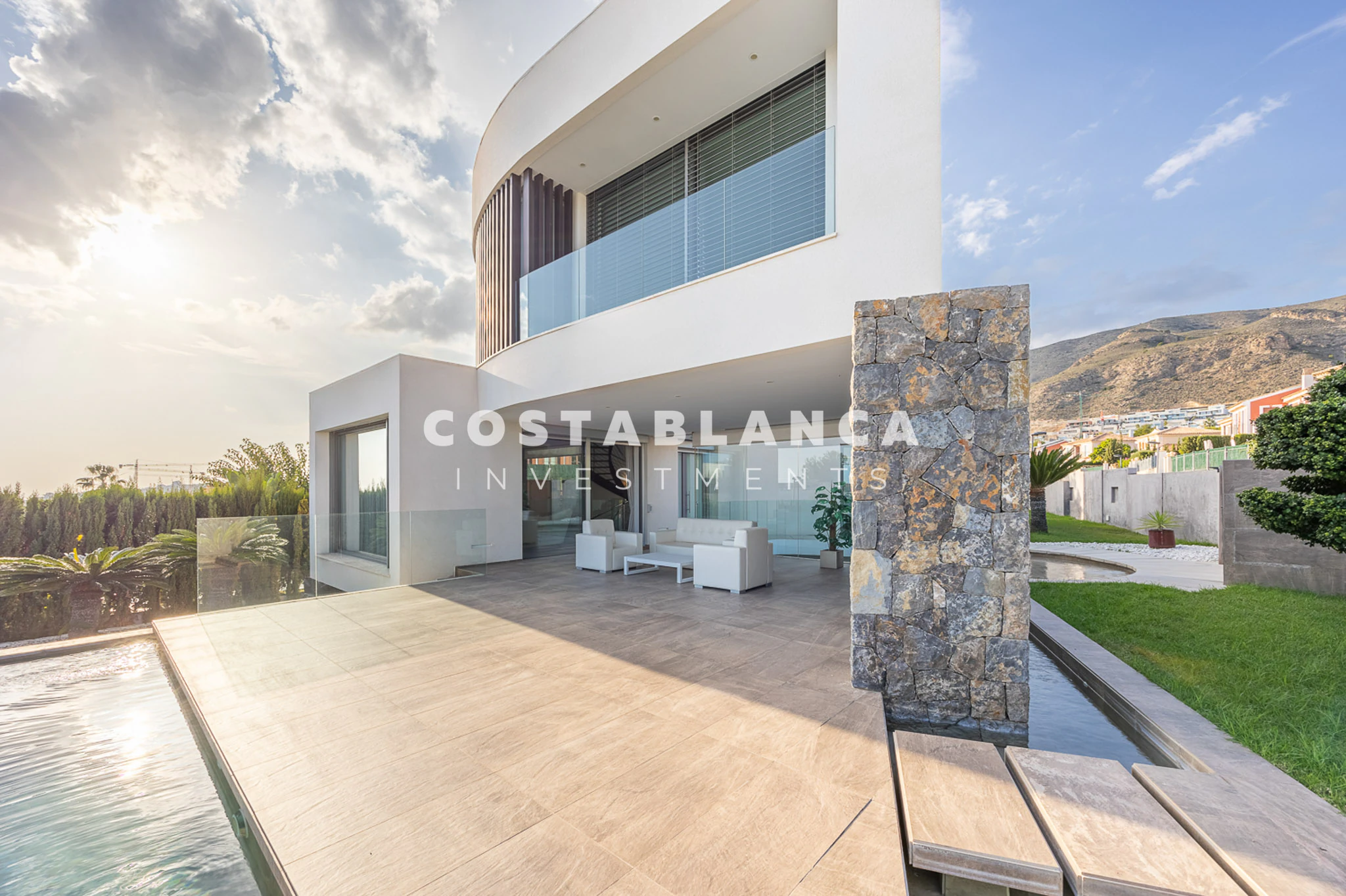 Moderne designvilla met zeezicht te koop in Finestrat
