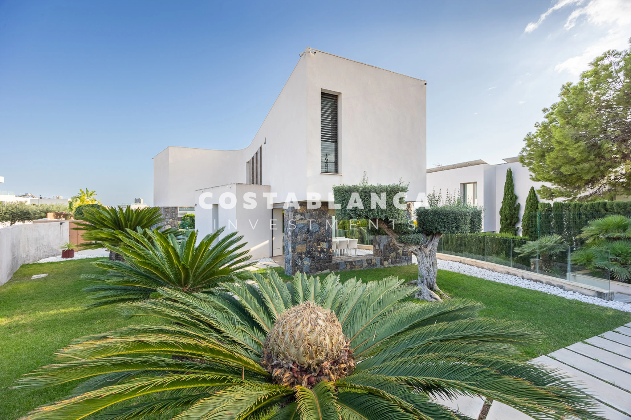 Moderne designvilla met zeezicht te koop in Finestrat