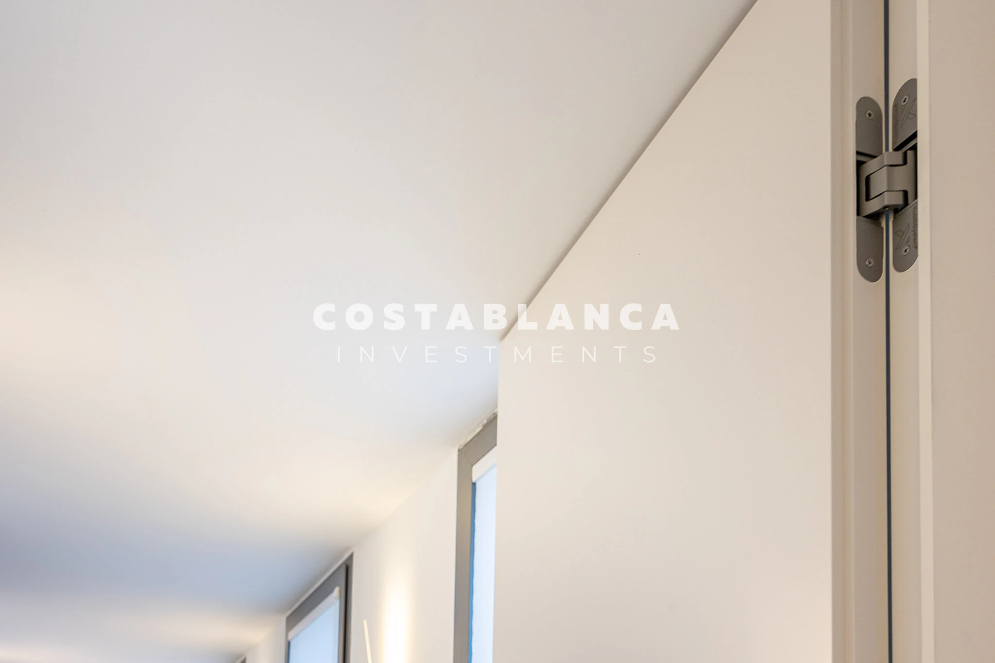 Moderne designvilla met zeezicht te koop in Finestrat