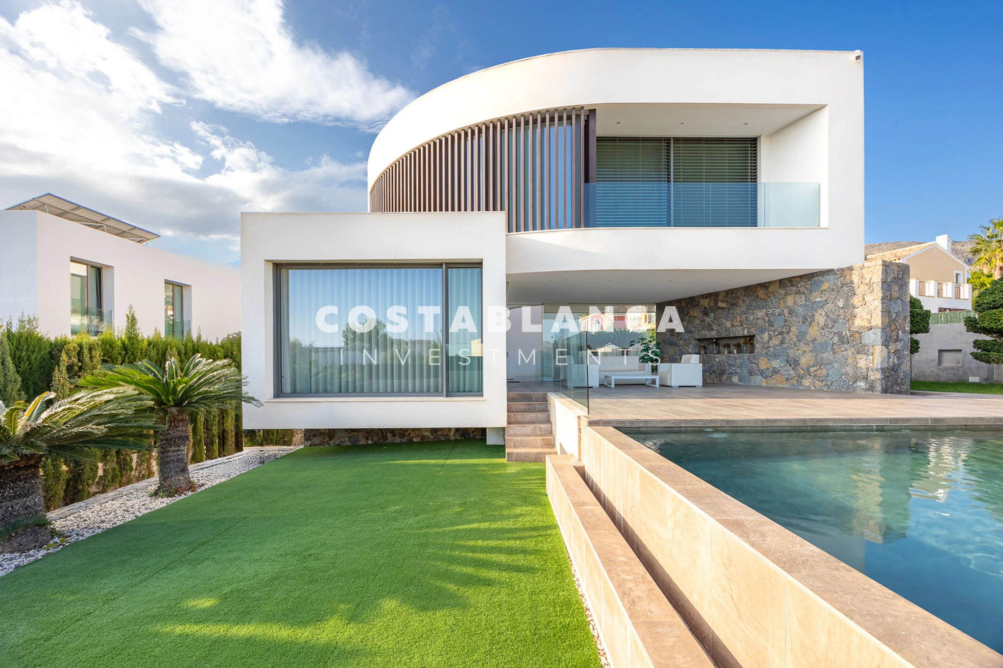 Moderne designvilla met zeezicht te koop in Finestrat