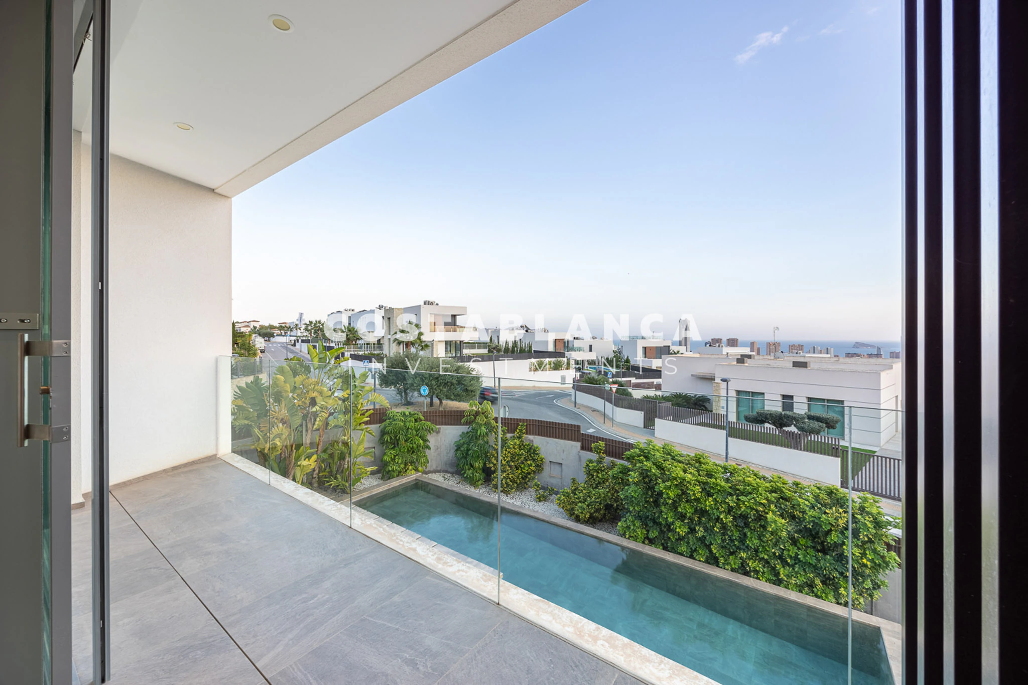 Moderne designvilla met zeezicht te koop in Finestrat