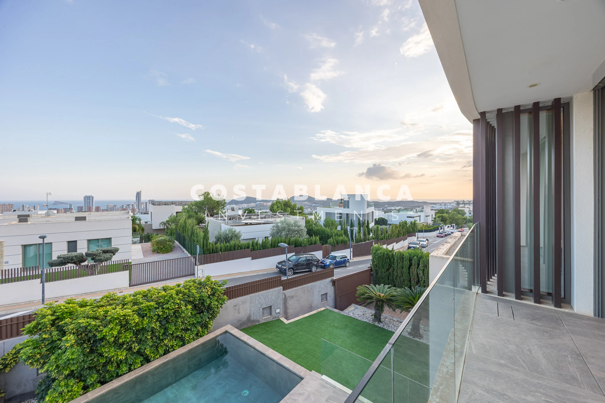 Moderne designvilla met zeezicht te koop in Finestrat