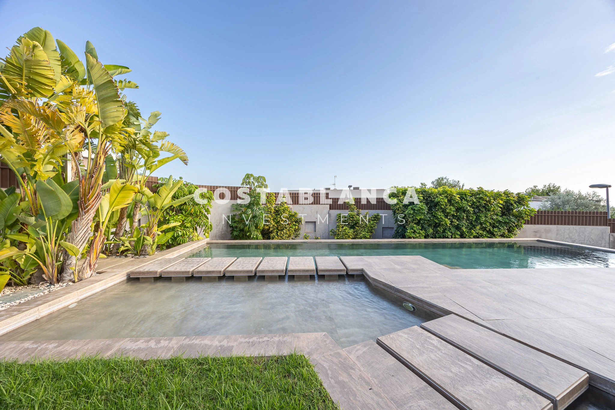 Moderne designvilla met zeezicht te koop in Finestrat