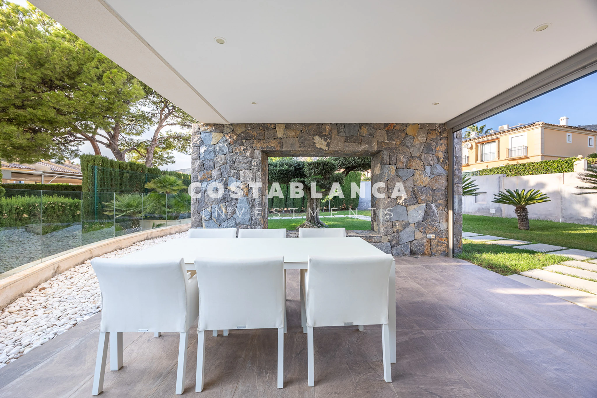 Moderne designvilla met zeezicht te koop in Finestrat