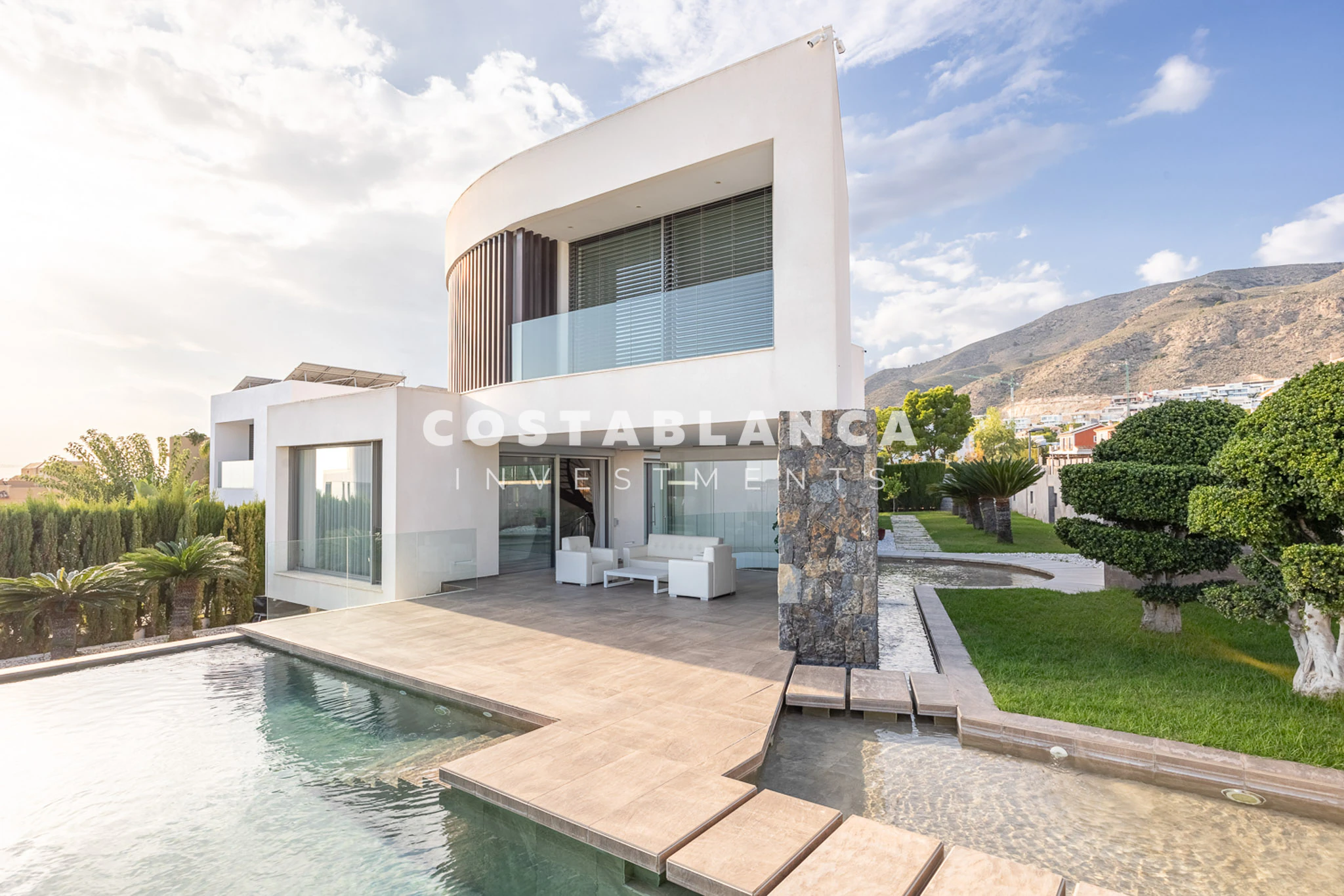 Moderne designvilla met zeezicht te koop in Finestrat