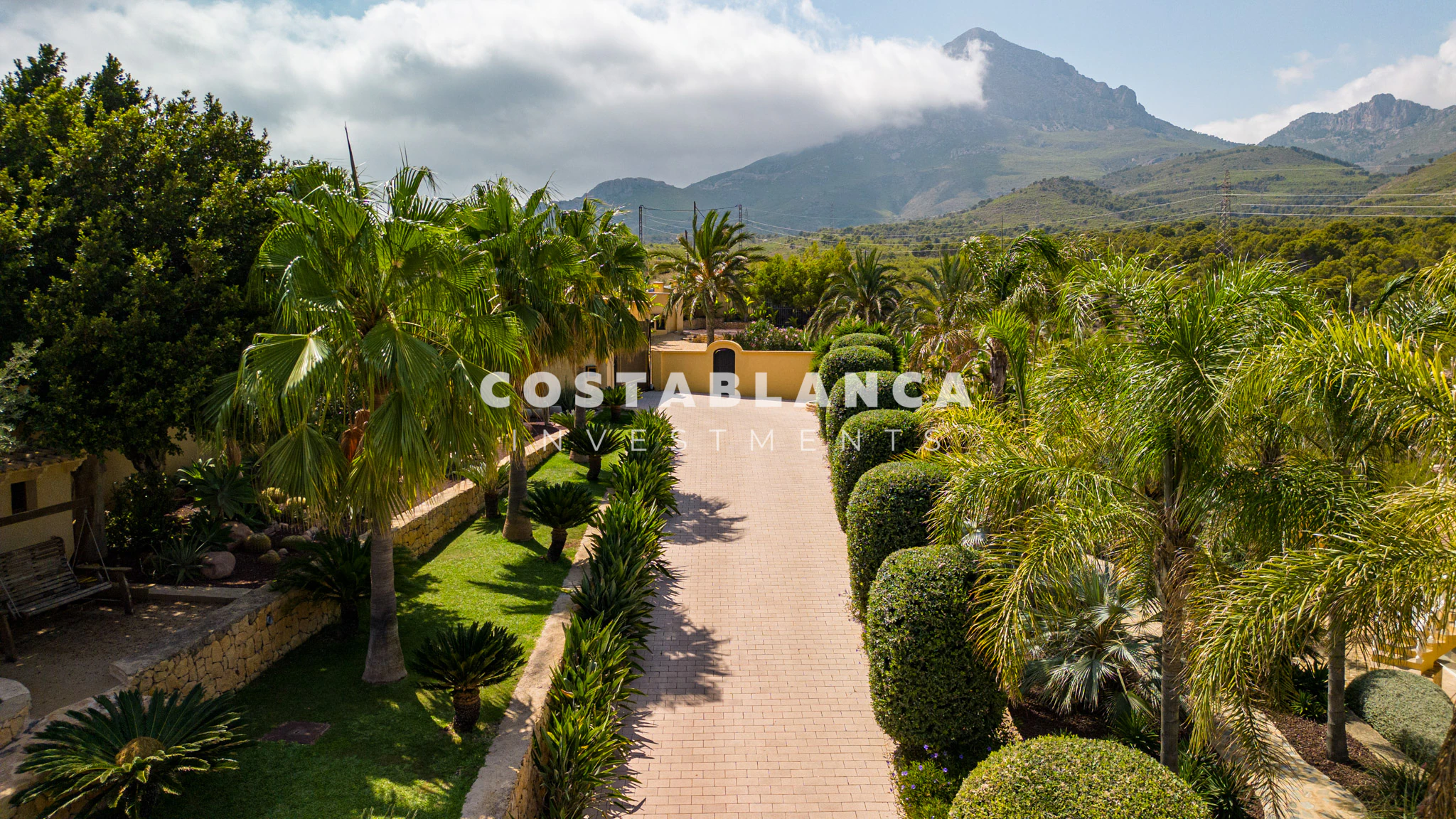 Chalet de lujo con parcela de 32000m2 en venta en la Nucía