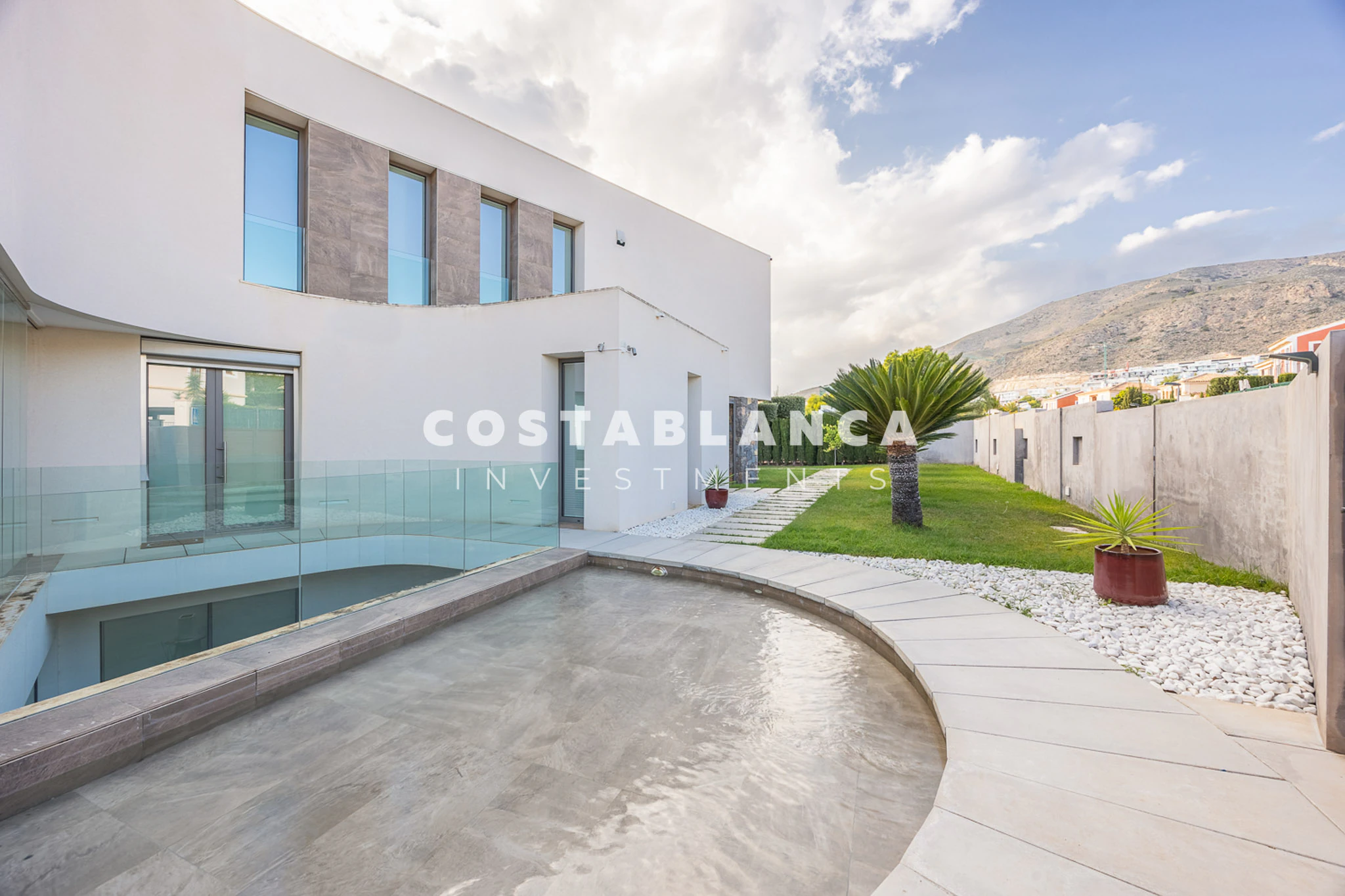 Moderne designvilla met zeezicht te koop in Finestrat