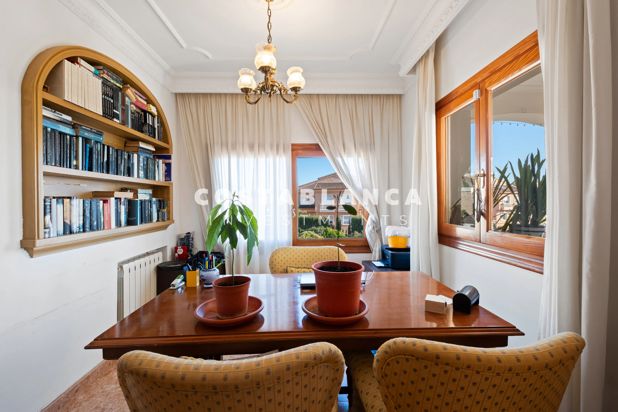 Amplia villa familiar con apartamento para huéspedes y vistas a la montaña en venta en Calpe.