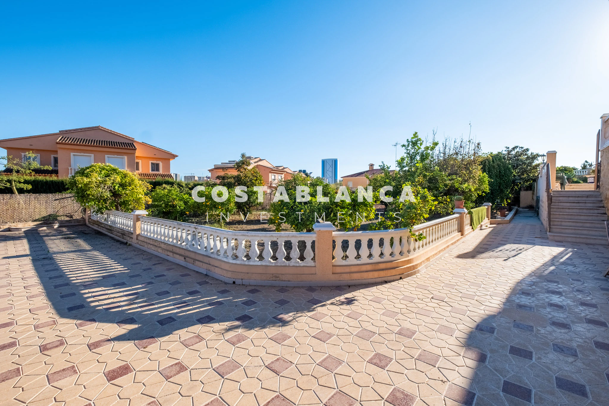 Amplia villa familiar con apartamento para huéspedes y vistas a la montaña en venta en Calpe.