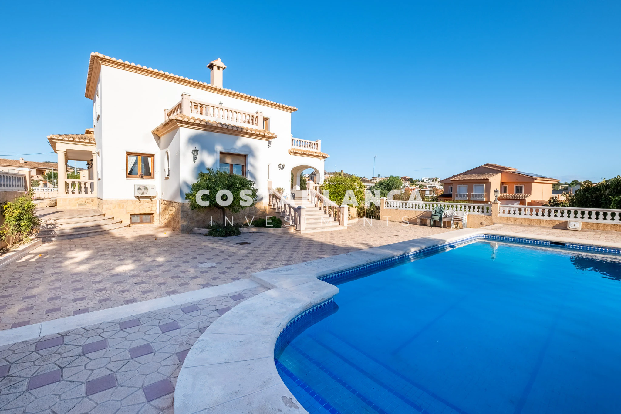 Amplia villa familiar con apartamento para huéspedes y vistas a la montaña en venta en Calpe.