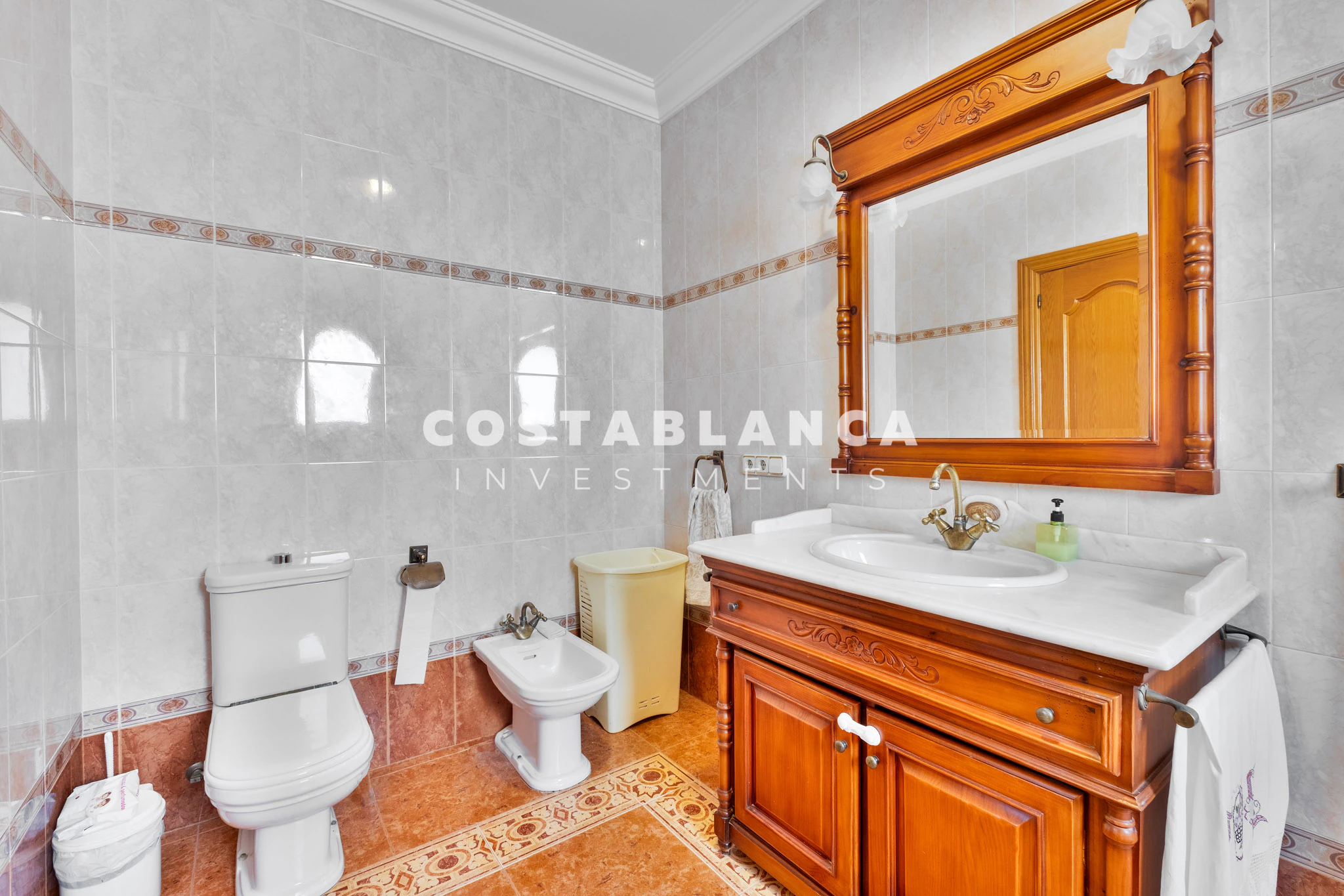 Amplia villa familiar con apartamento para huéspedes y vistas a la montaña en venta en Calpe.