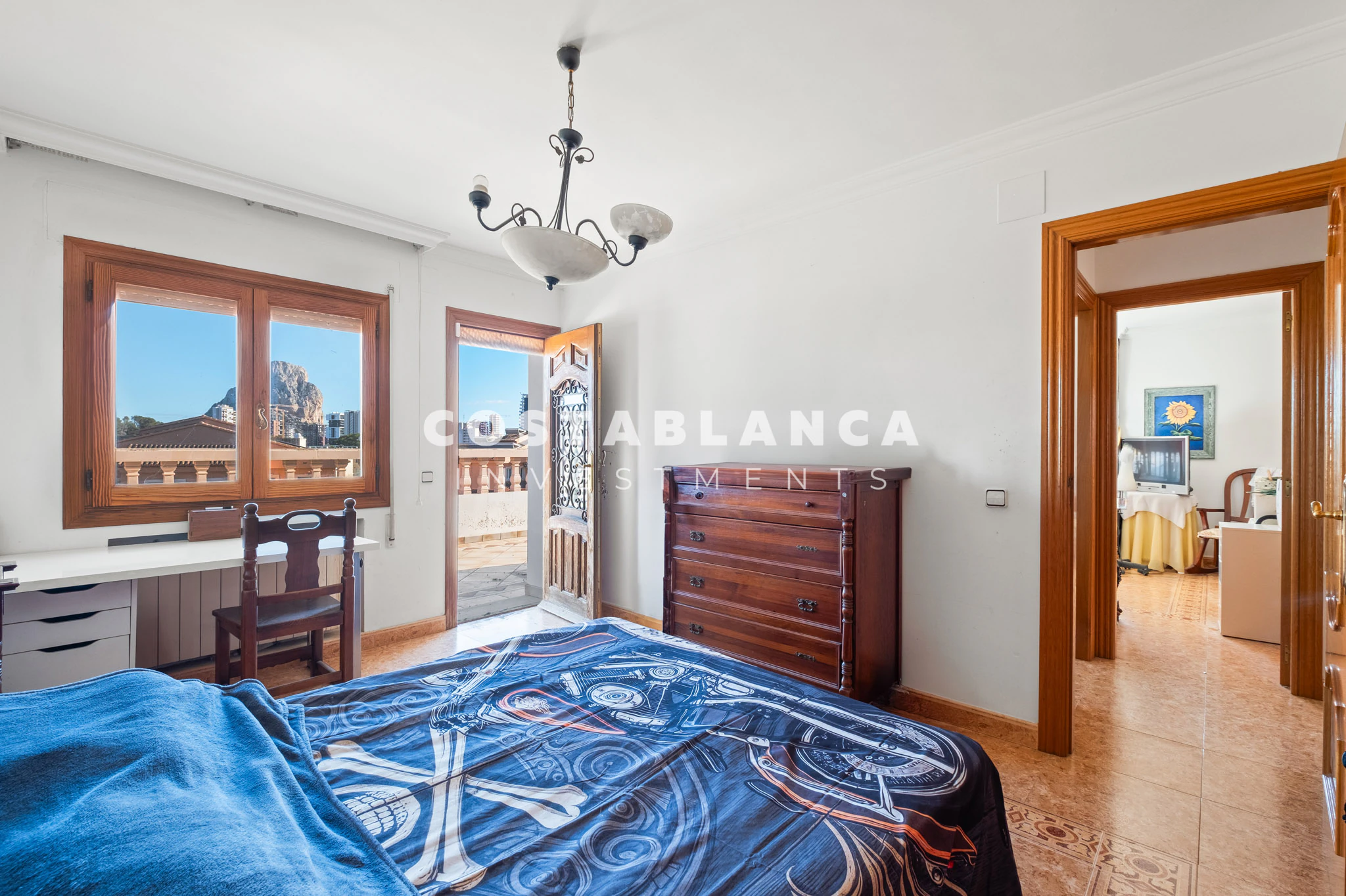 Amplia villa familiar con apartamento para huéspedes y vistas a la montaña en venta en Calpe.