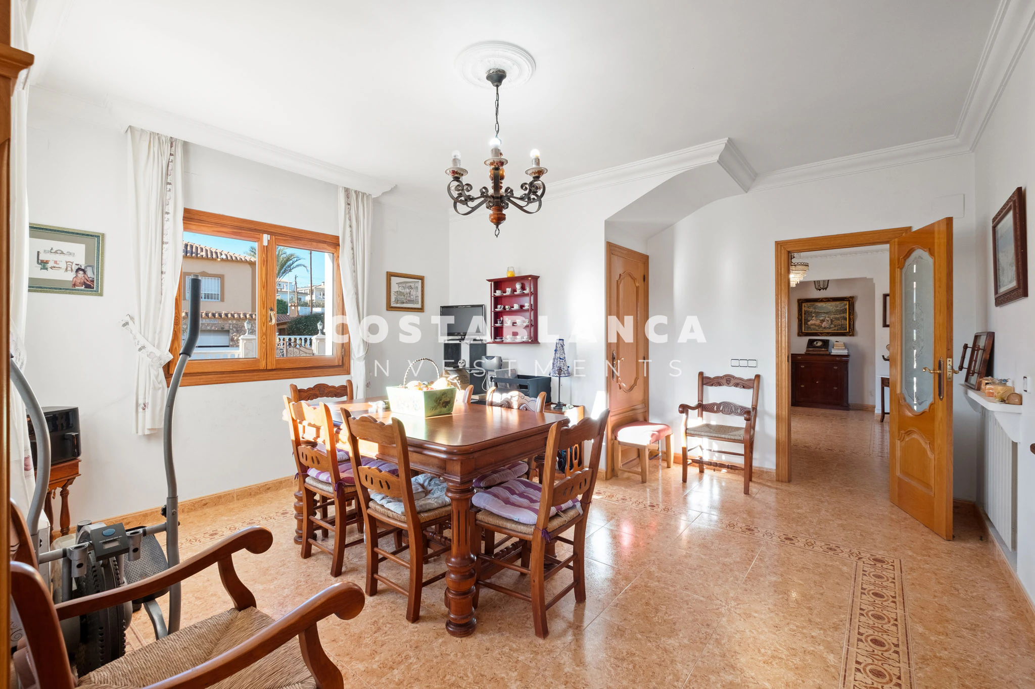 Amplia villa familiar con apartamento para huéspedes y vistas a la montaña en venta en Calpe.