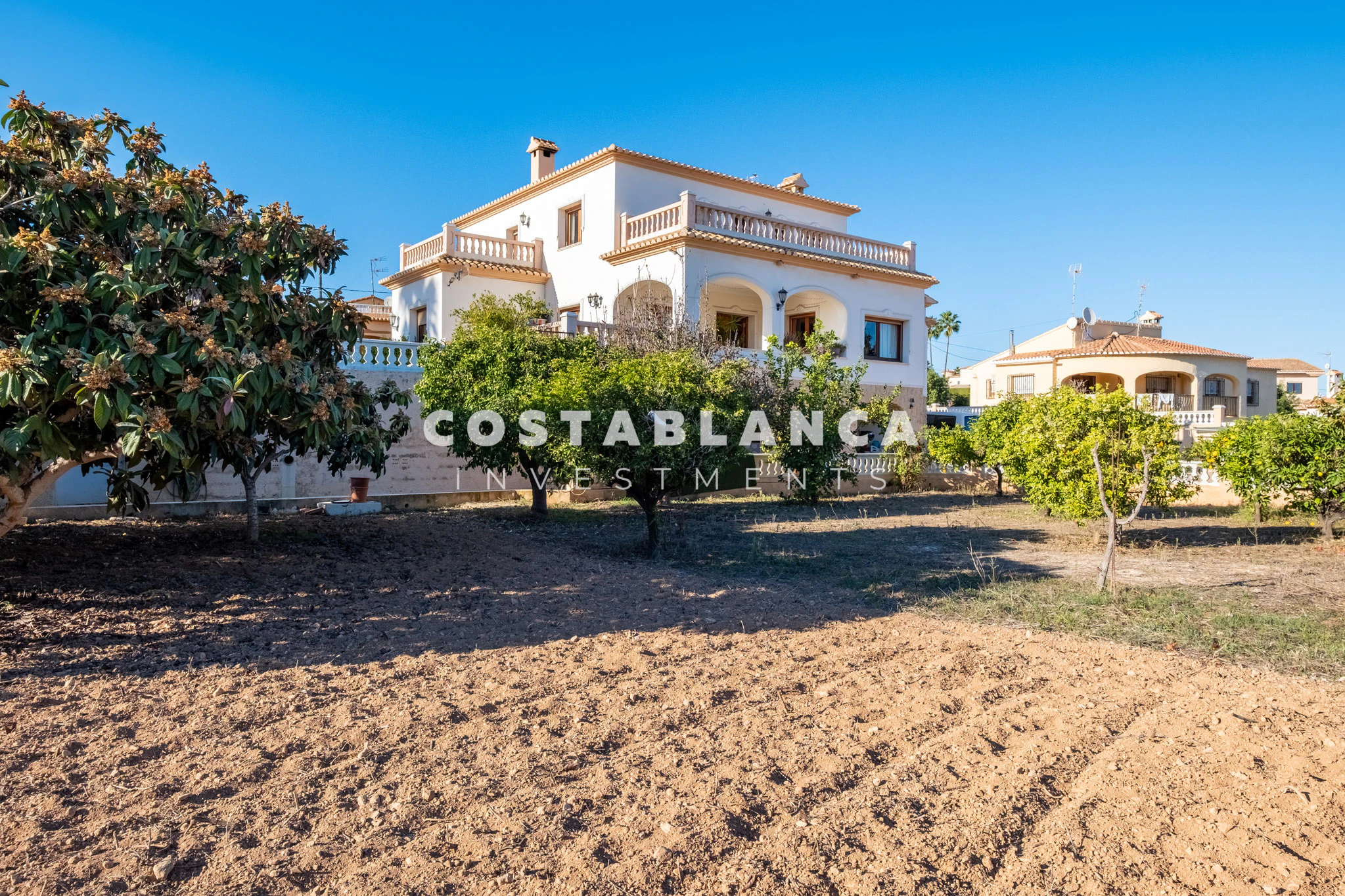Amplia villa familiar con apartamento para huéspedes y vistas a la montaña en venta en Calpe.
