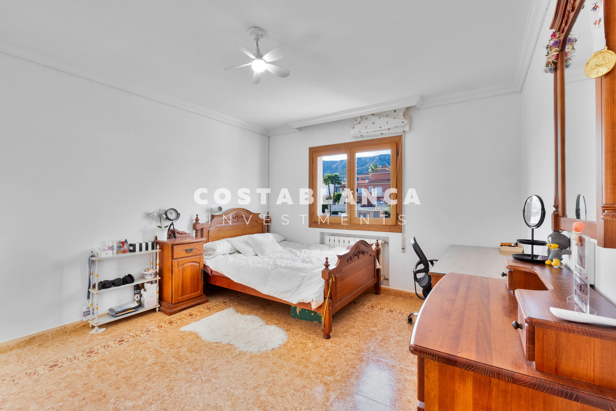 Amplia villa familiar con apartamento para huéspedes y vistas a la montaña en venta en Calpe.