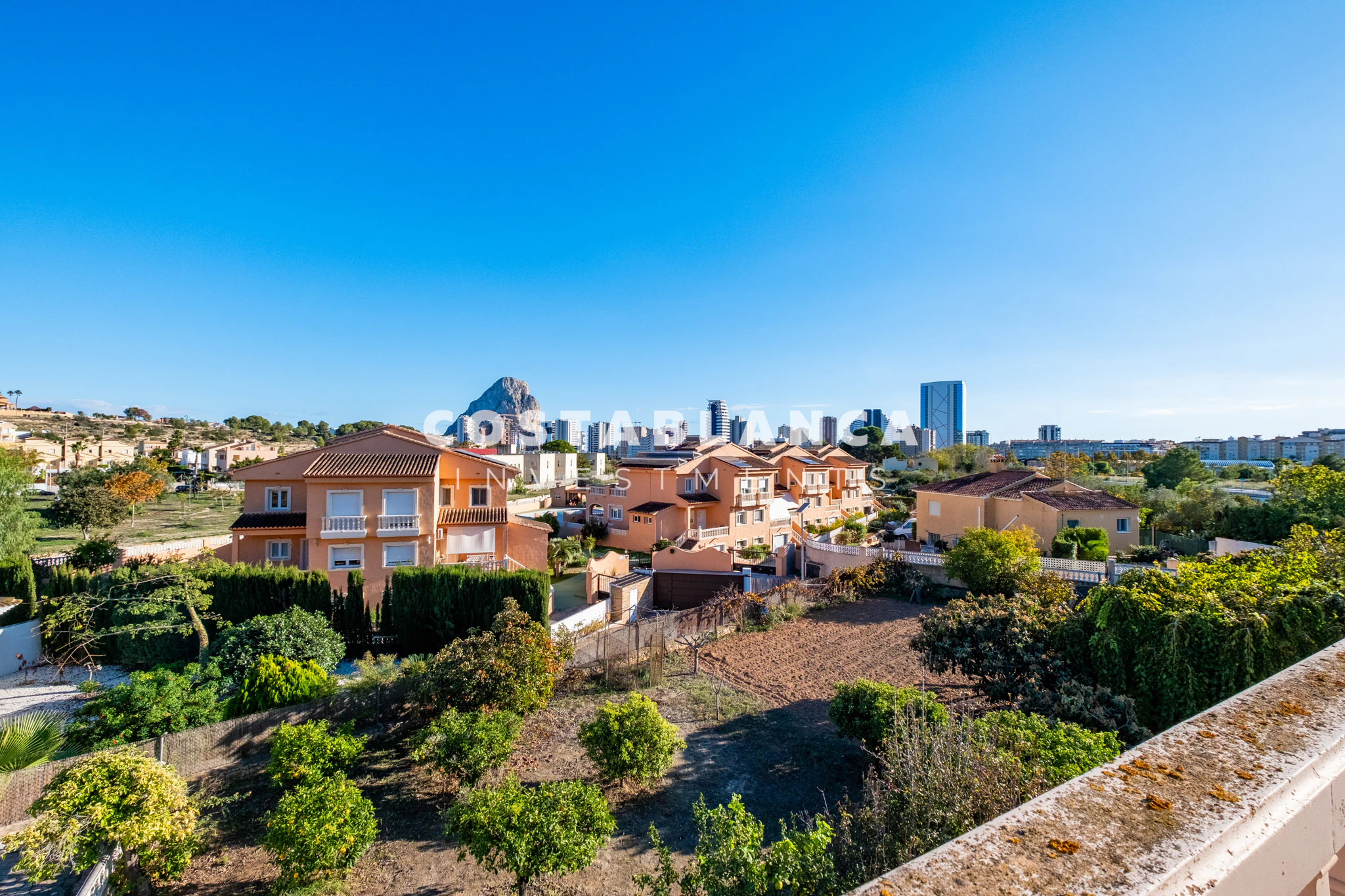 Amplia villa familiar con apartamento para huéspedes y vistas a la montaña en venta en Calpe.