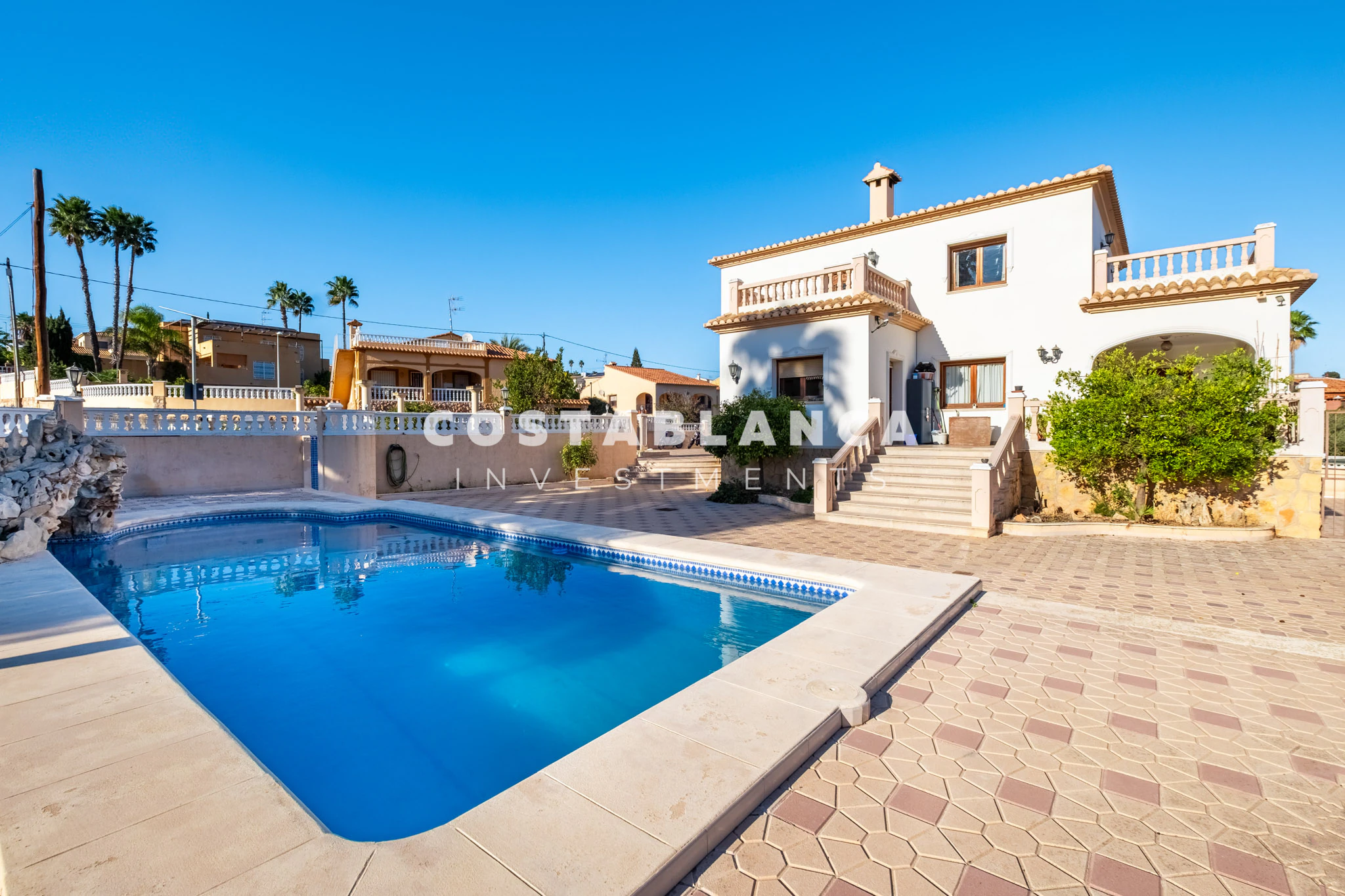 Amplia villa familiar con apartamento para huéspedes y vistas a la montaña en venta en Calpe.