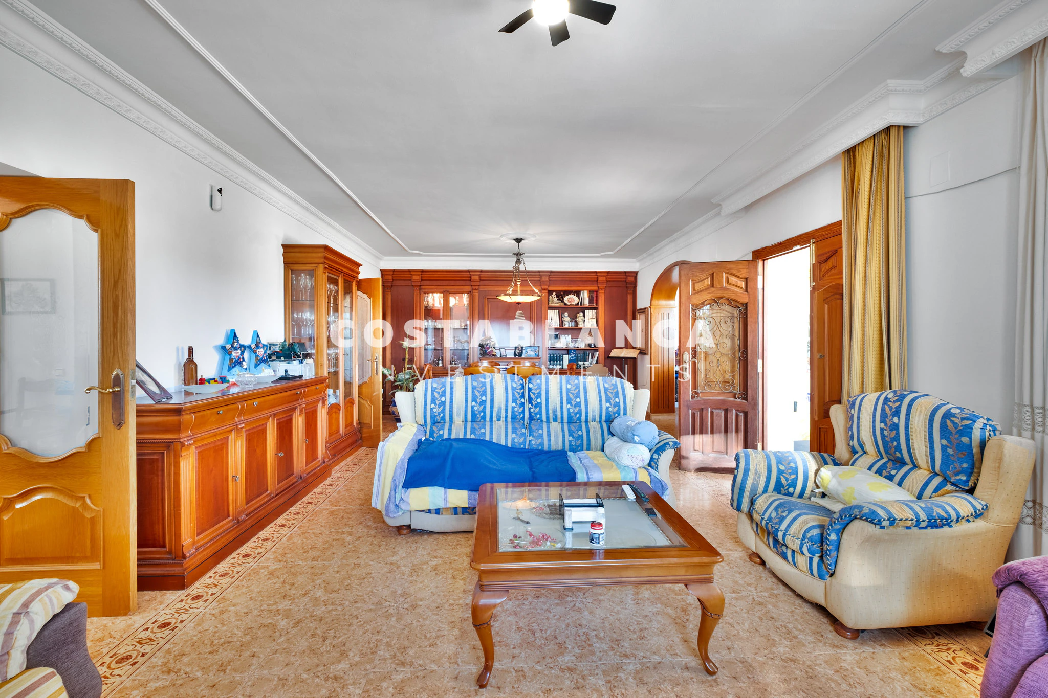 Amplia villa familiar con apartamento para huéspedes y vistas a la montaña en venta en Calpe.