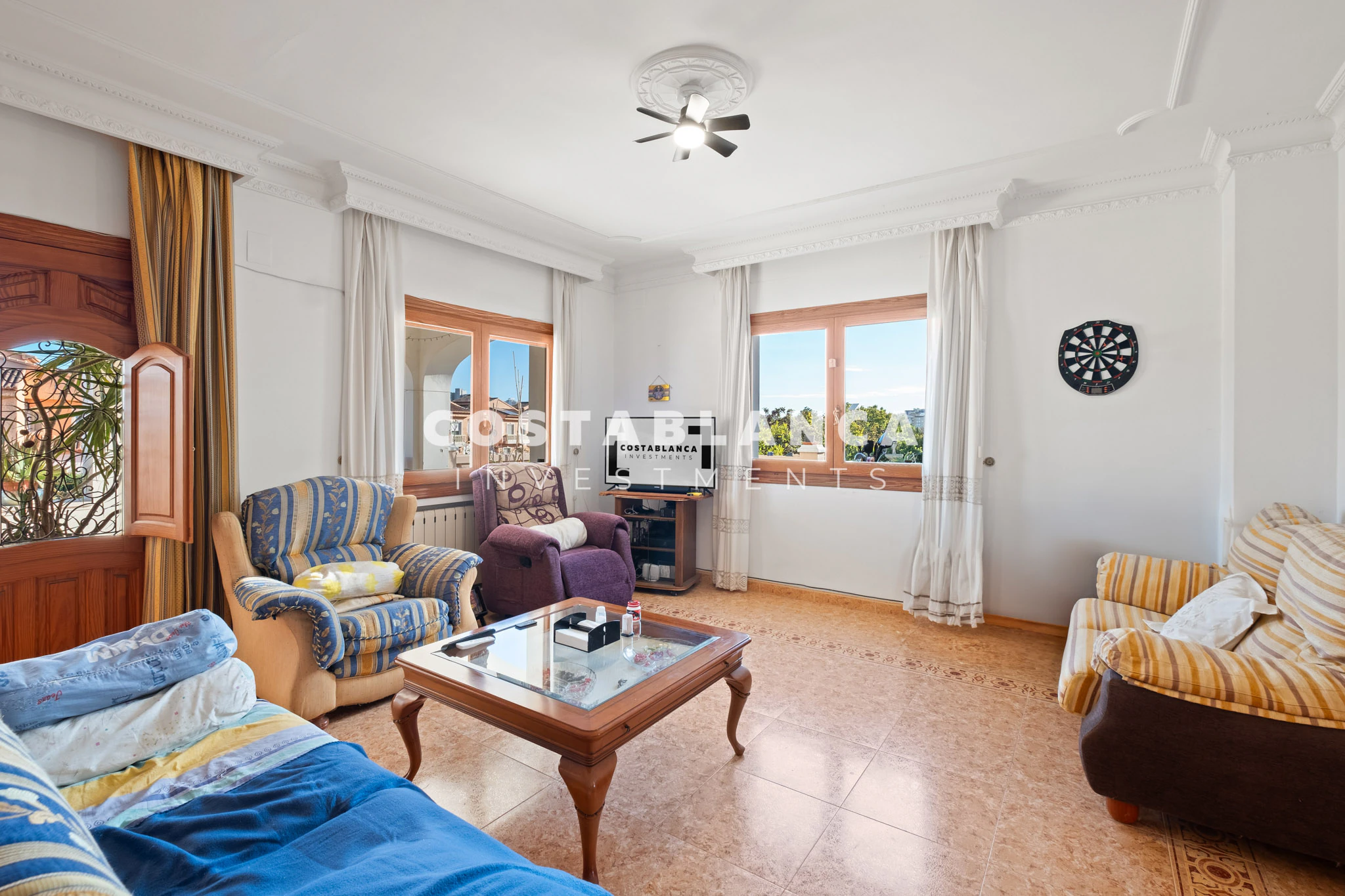 Amplia villa familiar con apartamento para huéspedes y vistas a la montaña en venta en Calpe.