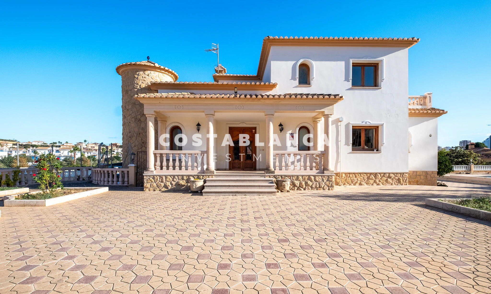Amplia villa familiar con apartamento para huéspedes y vistas a la montaña en venta en Calpe.