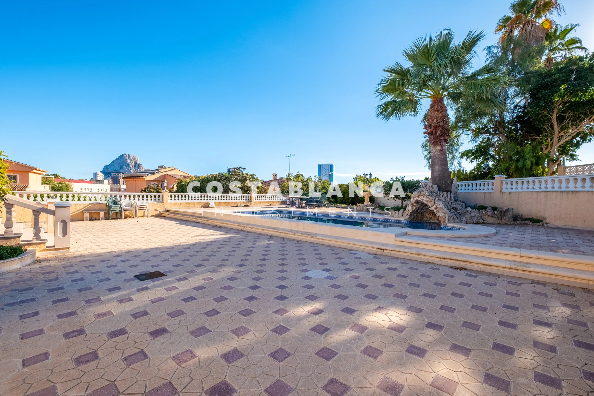 Amplia villa familiar con apartamento para huéspedes y vistas a la montaña en venta en Calpe.